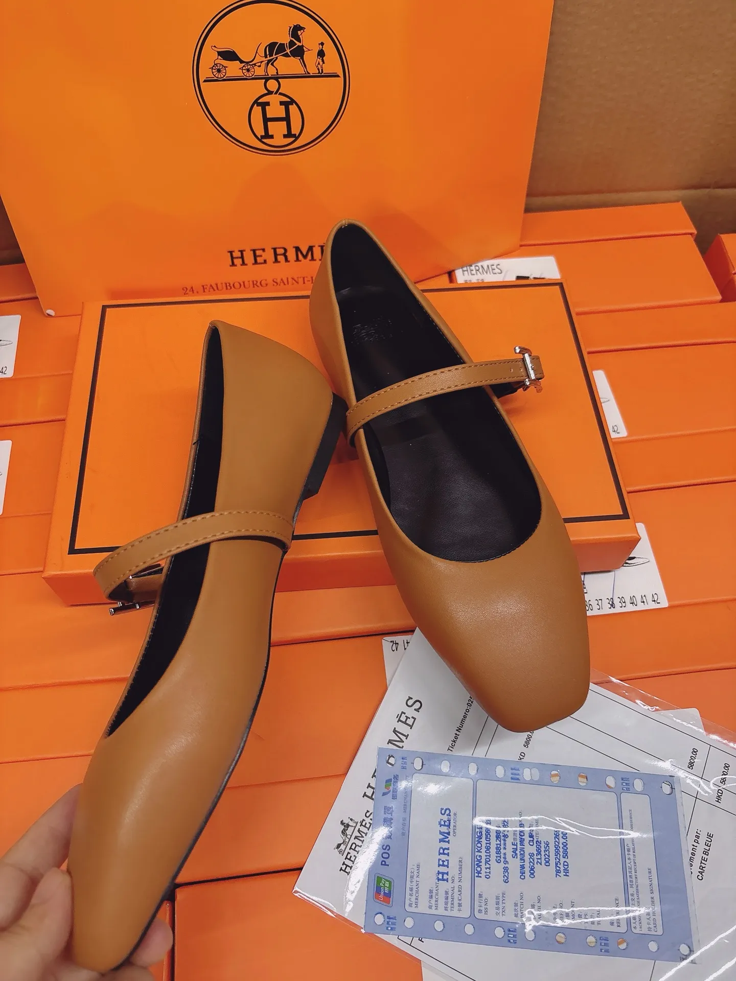 橙子出厂价💰100 HERMES 爱马仕🆕顶级专柜 早春新款 官网上新 爱马仕种草新品 25SS-钻扣玛丽珍/爱马仕/HERMES/玛丽珍 早春多巴胺穿搭 专柜限定 小红书推荐 时尚单品 ➤ 原版开模 代购版本 ➤ 进口超迁皮/牛反绒 ➤ 垫脚超迁 ➤ 私膜真皮大底 ➤ 全套专柜包装 Size：34-42