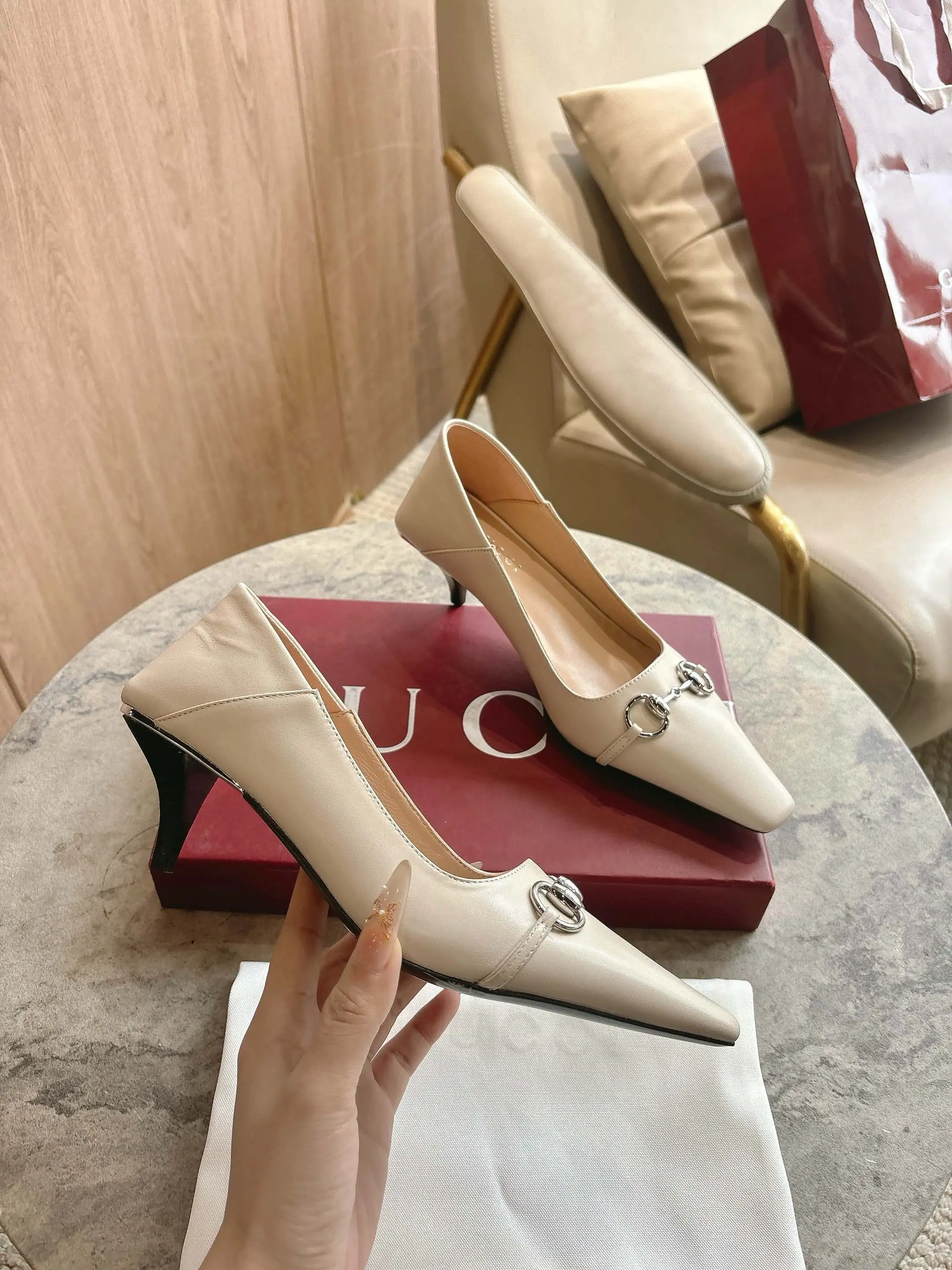 3570-1 白¥270(35-42)2026春夏系列全新上市。Vittoria系列以简约利落的加长鞋头与锥形鞋跟匠心呈献出众柔软的鞋履廓形,为《La Famiglia》增添亮眼新作。这款鞋履甄选柔软皮革打造,后帮可向下翻折,一展随性优雅气韵。其鞋款名称正源于此设计巧思。 米白色皮革 银色调配件 米色皮革衬里 马衔扣和同款金属质感饰面“Made in Italy by Gucci”标识 加长微方鞋头 皮革鞋底 皮革包覆锥形鞋跟,饰金属片 中跟 高度:5.5厘米