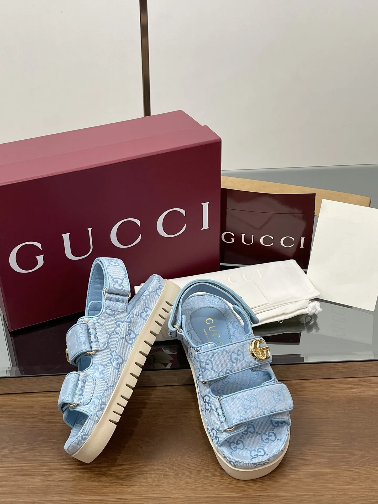 2025夏季新款GUCCi高端精品 🧧240💰🆕古驰早春系列😍饰双GG经典老花布沙滩凉鞋🔥顶级🆙代购品质!原版1:1复刻,毎个细节皆经过精心打磨细腻制作.可与ZG对比如一,无二品质! Gucci 现代设计美学探索独特匠心之路,巧妙融合品牌经典元素与备受喜爱的品牌标识。这款凉鞋缀饰备受喜爱的双G造型配件,为整个设计注入一抹低调的品牌标识魅力,与魔术贴带的多功能性相得益彰。👏👏 面料:原版定制进口GG老花帆布+进口羊皮 内里/垫脚:进口羊皮里 鞋跟:2.0CM厚底 大底:模具进口橡胶底 尺码:女35-42(404142定做不退换) 包装:全套安可拉酒红原包装