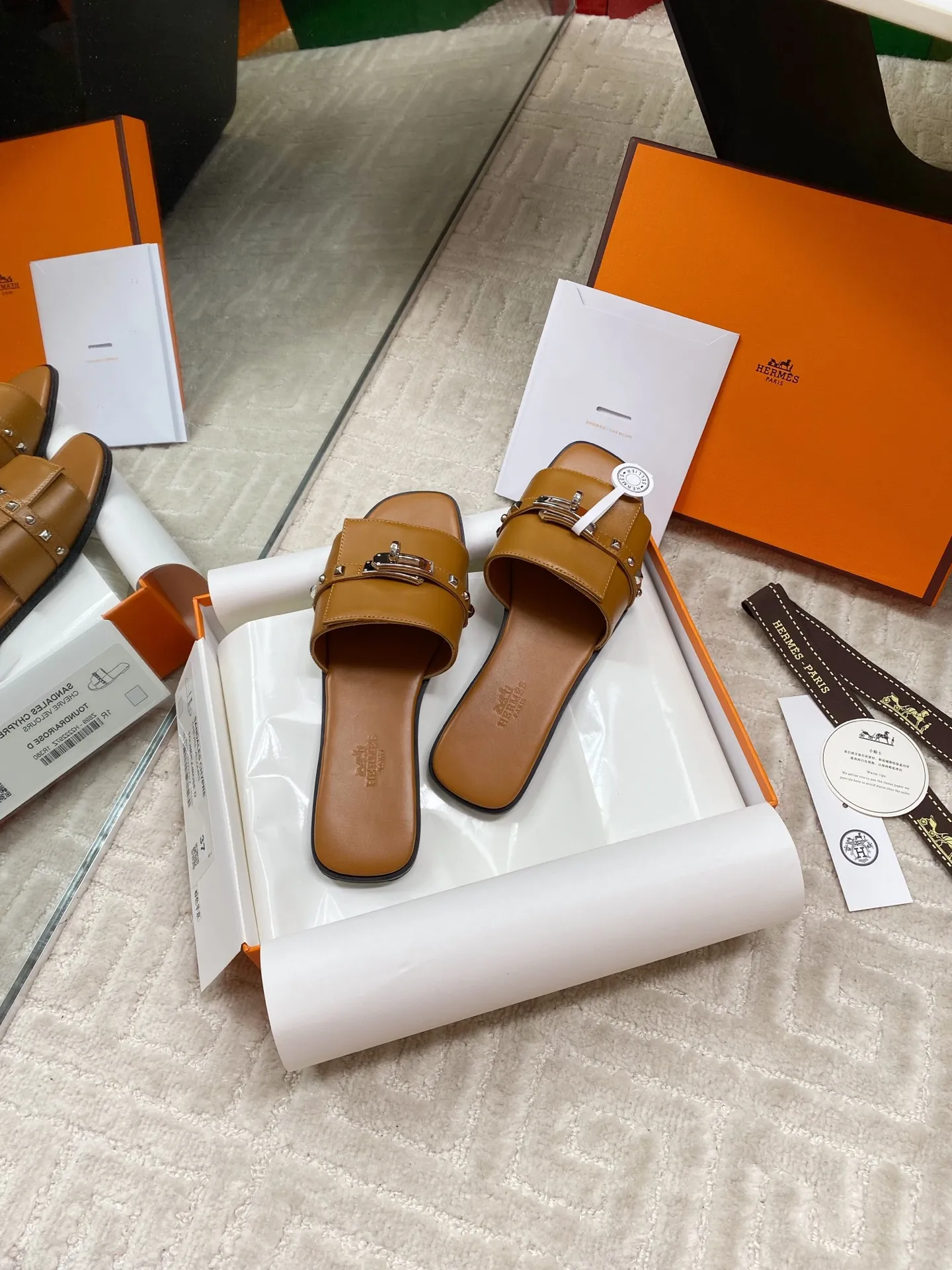 橙子出厂价💰95 Hermes 爱马仕Giulia凉鞋系列 时尚又百搭 超级舒服 每个细节都做到极致 独家开模纯钢Kelly扣 ▪️SIZE：35~40