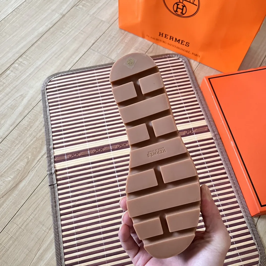 橙子出厂价💰105 Hermes 爱马仕24ss早春新品 防水台坡跟厚底凉拖鞋 H型凉鞋 经典靴型+英伦拼色设计，经典耐看！原版倒模楦型，极致1:1形体，进口高端织针呈现出精致质感！前水台5CM，后水台8CM 码数：35-41