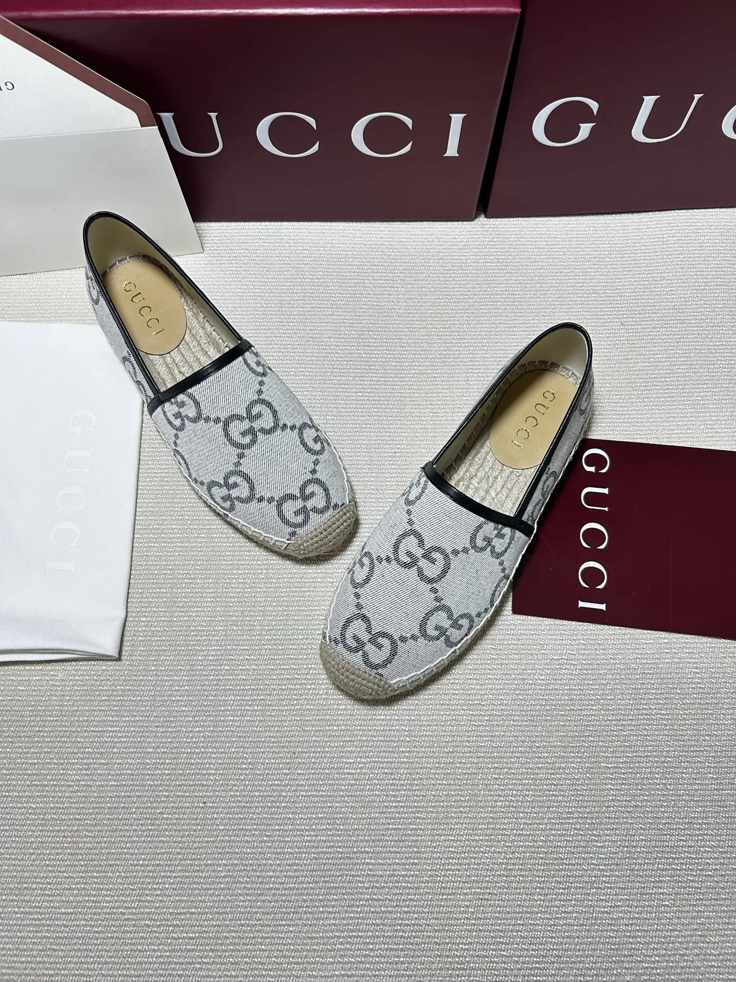 💰160,GUCCi 2025ss新款马衔扣女士新款渔夫鞋 这款鞋采用米色和深棕色GG帆布制 成整双鞋子采购Zp开发打造,全部定制材料,独家开模大底,细节全部对版出货,连包装也做到跟正品一样。码数:35-41(41订做不退不换)