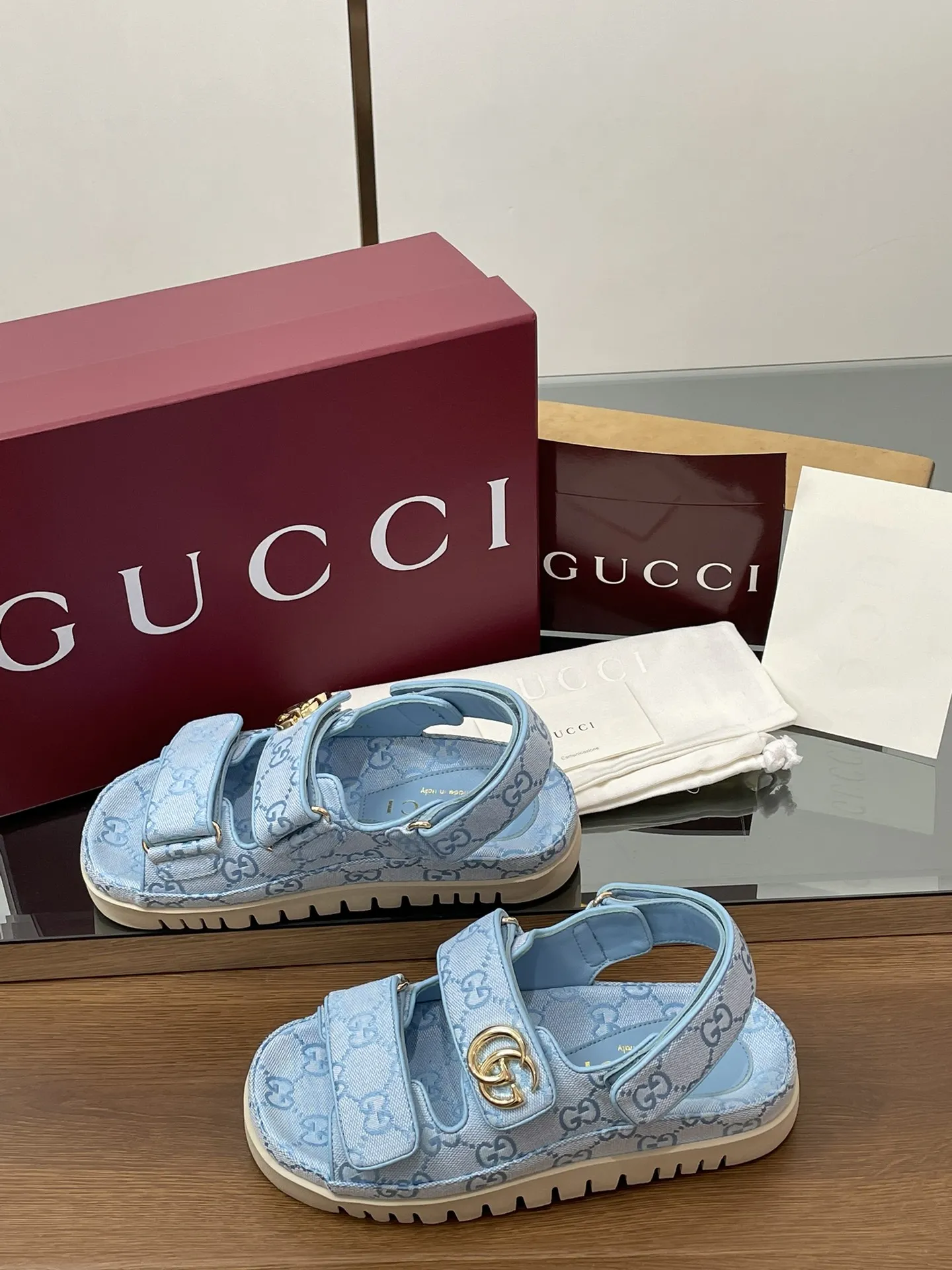 2025夏季新款GUCCi高端精品 🧧240💰🆕古驰早春系列😍饰双GG经典老花布沙滩凉鞋🔥顶级🆙代购品质！原版1:1复刻，毎个细节皆经过精心打磨细腻制作.可与ZG对比如一，无二品质！ Gucci 现代设计美学探索独特匠心之路，巧妙融合品牌经典元素与备受喜爱的品牌标识。这款凉鞋缀饰备受喜爱的双G造型配件，为整个设计注入一抹低调的品牌标识魅力，与魔术贴带的多功能性相得益彰。👏👏 面料：原版定制进口GG老花帆布+进口羊皮 内里/垫脚：进口羊皮里 鞋跟：2.0CM厚底 大底：模具进口橡胶底 尺码：女35-42（404142定做不退换） 包装：全套安可拉酒红原包装