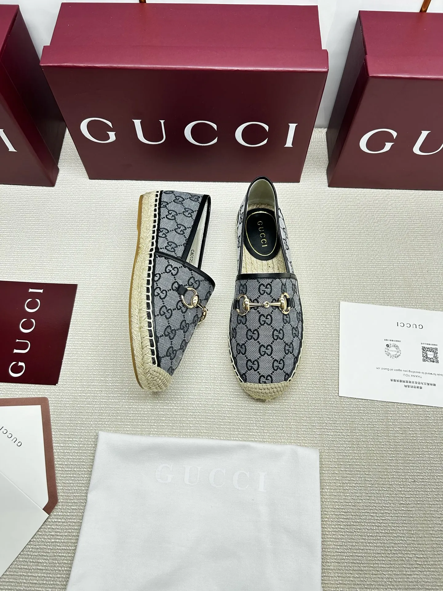 💰170,GUCCi 2025ss新款马衔扣女士新款渔夫鞋 这款鞋采用米色和深棕色GG帆布制 成整双鞋子采购Zp开发打造,全部定制材料,独家开模大底,细节全部对版出货,连包装也做到跟正品一样。码数:35-41(41订做不退不换)