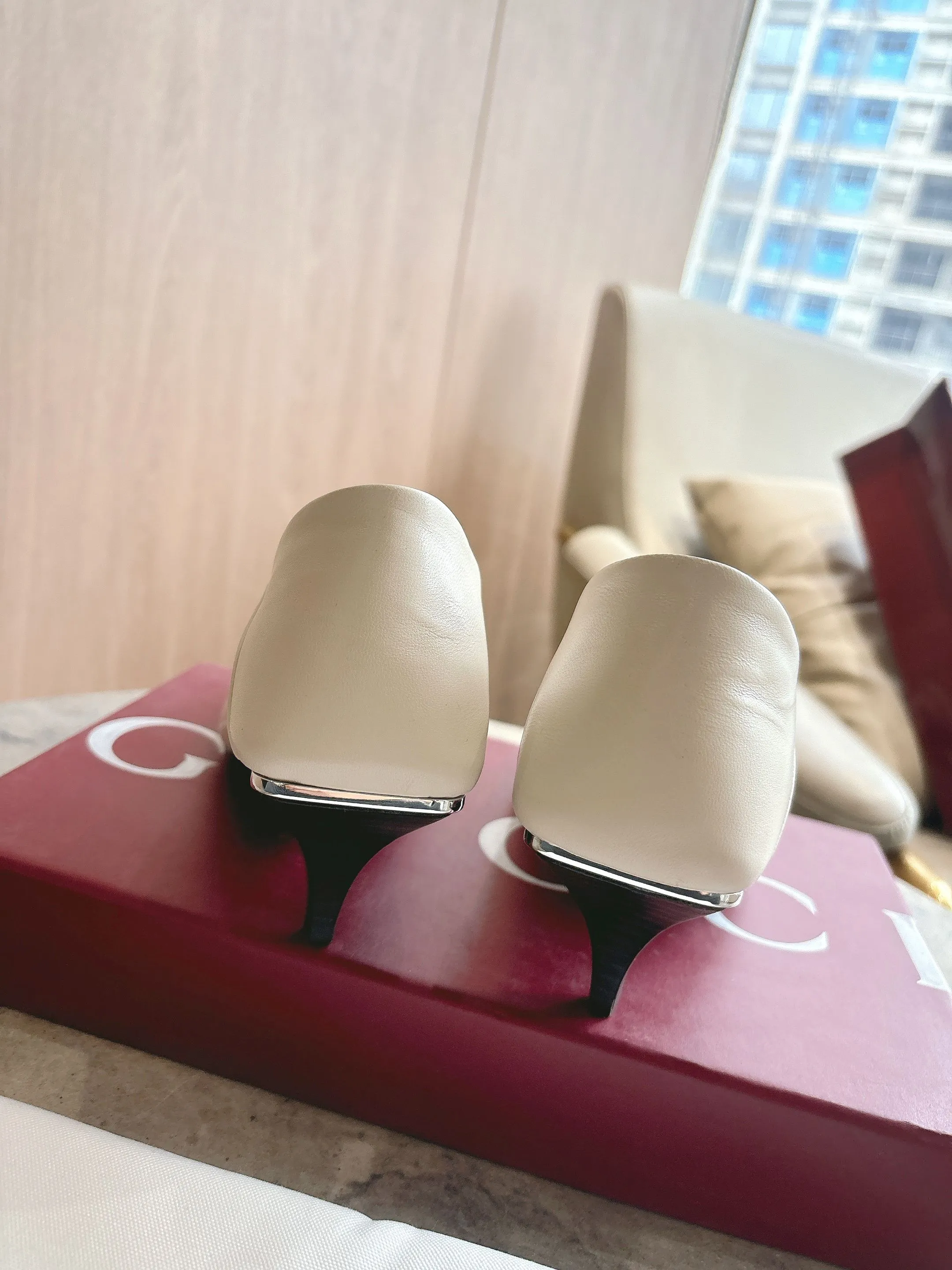 3570-1 白&yen;270（35-42）2026春夏系列全新上市。Vittoria系列以简约利落的加长鞋头与锥形鞋跟匠心呈献出众柔软的鞋履廓形，为《La Famiglia》增添亮眼新作。这款鞋履甄选柔软皮革打造，后帮可向下翻折，一展随性优雅气韵。其鞋款名称正源于此设计巧思。 米白色皮革 银色调配件 米色皮革衬里 马衔扣和同款金属质感饰面&ldquo;Made in Italy by Gucci&rdquo;标识 加长微方鞋头 皮革鞋底 皮革包覆锥形鞋跟，饰金属片 中跟 高度：5.5厘米