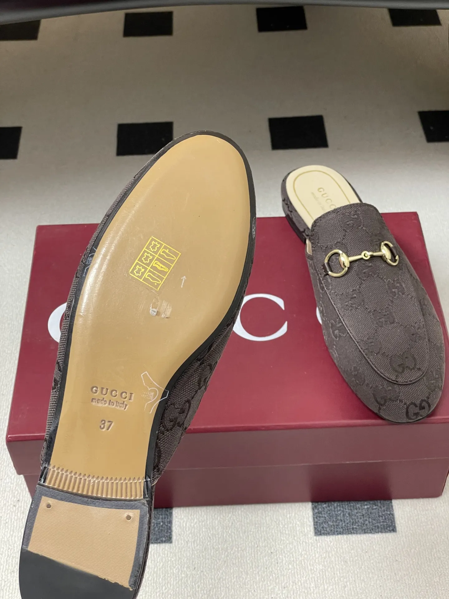 p280- 2026春夏新配色Gucci 古驰Princetown经典款系列最新版面🆕双G布面穆勒鞋马衔扣平底半拖鞋 作为设计传承的杰出代表，新系列饰马衔扣乐福鞋，生动彰显经典优雅格调。这款鞋履采用品牌标志性字母G G交织图案压纹皮，成就隽永经典。这款鞋履材质柔软，廊形精致流畅，彰显日常优雅风范！ 鞋面：定制双G布面 内里垫脚：羊皮 鞋底：意大利真皮大底 码数：35-39（40.41.42定做不退换）