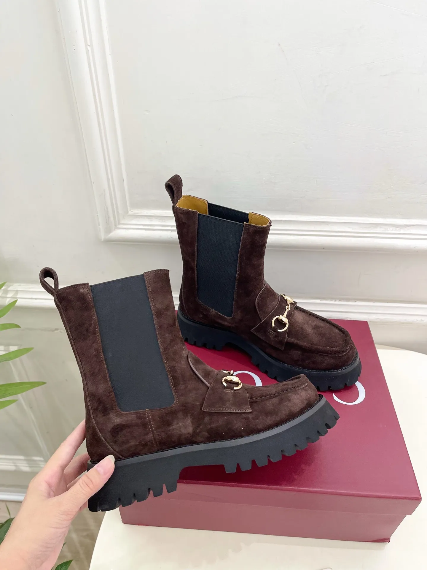Gucci | 古驰 25𝐬𝐬 ⭐️2025 G家秋冬新品 走秀款 经典马衔扣切尔西短靴 主打系列终于面世,狠货值得期待!原有的经典 创造新设计 ✨ ❥ BS代购级别!高级感十足!国内外博主刷爆的一款,复古又时髦 穿搭简便 上脚美炸了!官网主推,新色持续更新🆕 ━━━━━ ЅᏇєєt ━━━━━ ▪️鞋面:原版特定小牛皮/牛猄 ▪️内里: 进口羊皮里 ▪️大底:原版开模定制防滑大底 ▪️跟高:4.5cm ▪️鞋码: 35-39(40.41.可定做) ▪️出厂价:💰360