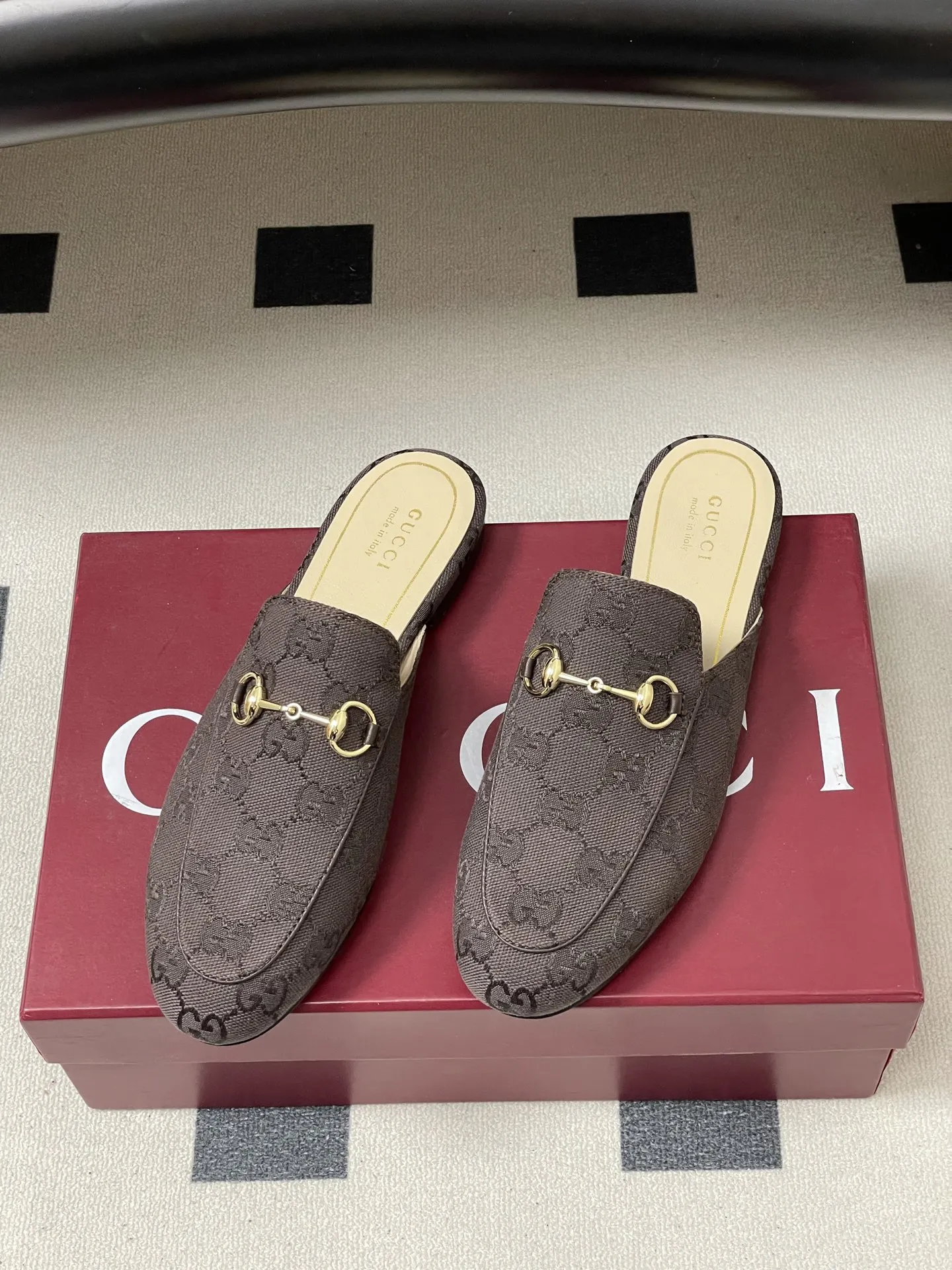p280- 2026春夏新配色Gucci 古驰Princetown经典款系列最新版面🆕双G布面穆勒鞋马衔扣平底半拖鞋 作为设计传承的杰出代表,新系列饰马衔扣乐福鞋,生动彰显经典优雅格调。这款鞋履采用品牌标志性字母G G交织图案压纹皮,成就隽永经典。这款鞋履材质柔软,廊形精致流畅,彰显日常优雅风范! 鞋面:定制双G布面 内里垫脚:羊皮 鞋底:意大利真皮大底 码数:35-39(40.41.42定做不退换)