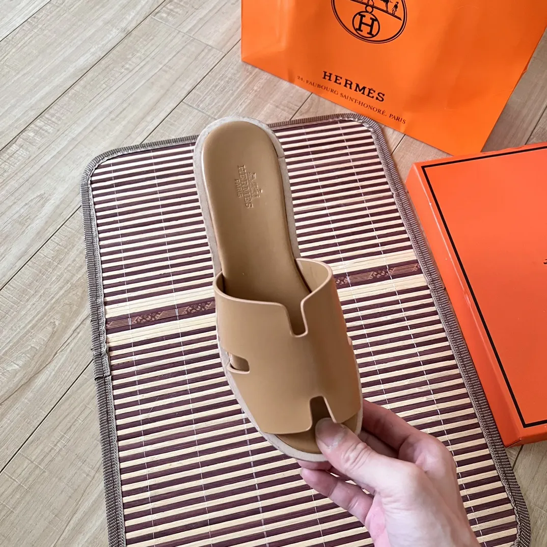 橙子出厂价💰105 Hermes 爱马仕24ss早春新品 防水台坡跟厚底凉拖鞋 H型凉鞋 经典靴型+英伦拼色设计,经典耐看!原版倒模楦型,极致1:1形体,进口高端织针呈现出精致质感!前水台5CM,后水台8CM 码数:35-41