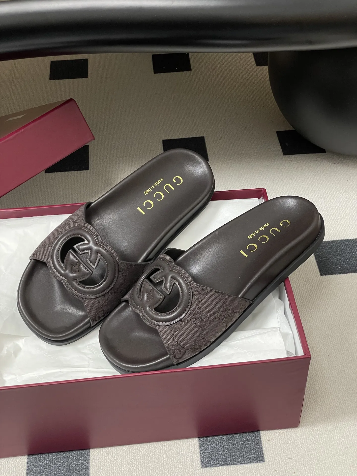 p250- 26Ss夏季新款Gucci古驰 双Ｇ镂空厚底沙滩凉拖鞋经典GG丹宁布休闲拖鞋 这款单品出自Gucci Lido系列，设计灵感源自意大利海岸的夏日风情和海滩俱乐部。从为品牌注入荣光的20世纪70年代典藏设计中撷取灵感，互扣式双G在这款皮革拖鞋上以大号镂空细节焕新呈现。 鞋面：牛皮/丹宁牛仔布 内里垫脚：羊皮 鞋底：原版开模橡胶大底 码数：35-39（40.41.42定做不退换）