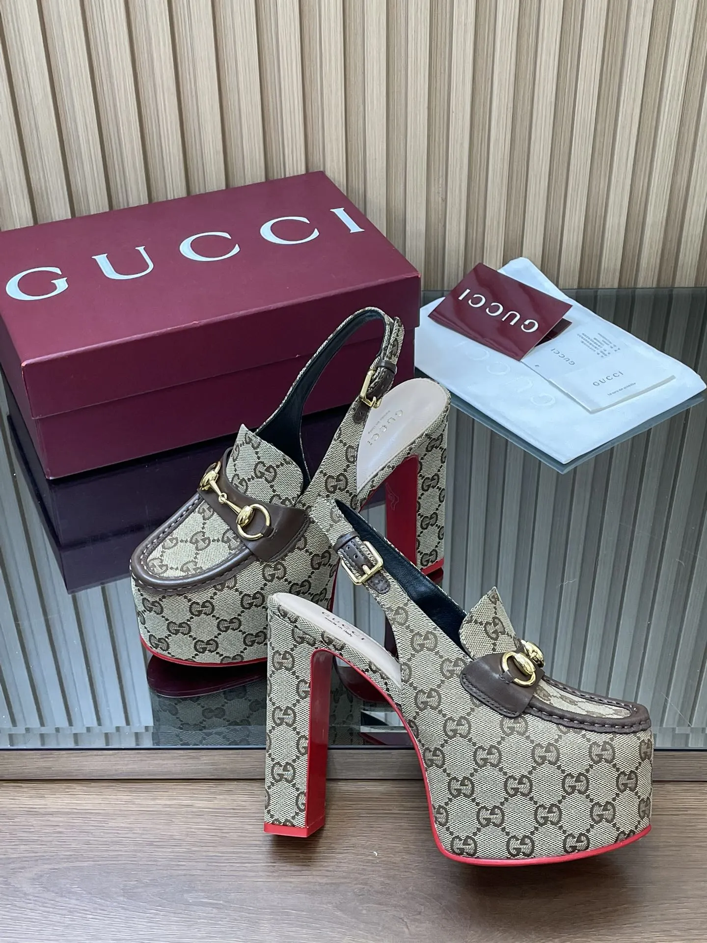 2026早春系列Gucci/古奇🔥新品🆕撞色红底🔥防水台马鞍扣 马衔扣 厚底后系带乐福鞋🆕老花G布单鞋💰350🔥高跟厚底防水台慕勒凉鞋，鞋柜必备款 原版套楦 高端品质👍 典藏图案继续在Guucci全新系列中大放异彩。全新系列匠心呈献马衔扣配件，彰显品牌马术传承。这款女士后系带鞋采用‼️大红撞色底‼️高跟点睛亮眼设计，打造稳固而舒适的穿着体验，浅金色调配件，踝部可调节搭扣开合方便穿搭💋✌️ 面料：进口GG老花帆布+牛皮 原版1:1定制五金 内里： 羊皮垫脚 大底：意大利真皮大底 跟高：后高跟14cm 前防水台：5cm 码数：35-42（404142订） 包装：全套原版高端包装 意大利创作