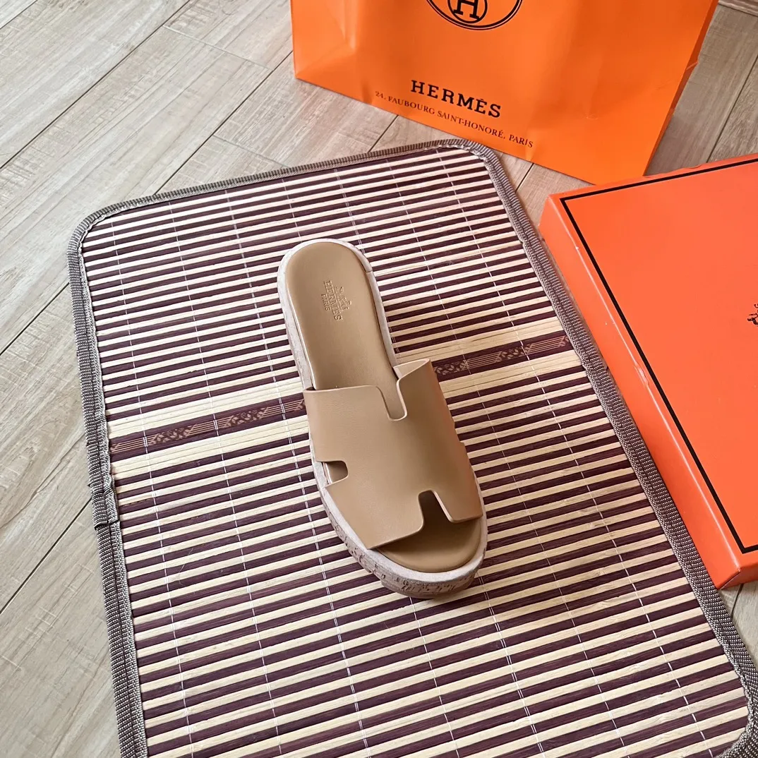 橙子出厂价💰105 Hermes 爱马仕24ss早春新品 防水台坡跟厚底凉拖鞋 H型凉鞋 经典靴型+英伦拼色设计，经典耐看！原版倒模楦型，极致1:1形体，进口高端织针呈现出精致质感！前水台5CM，后水台8CM 码数：35-41