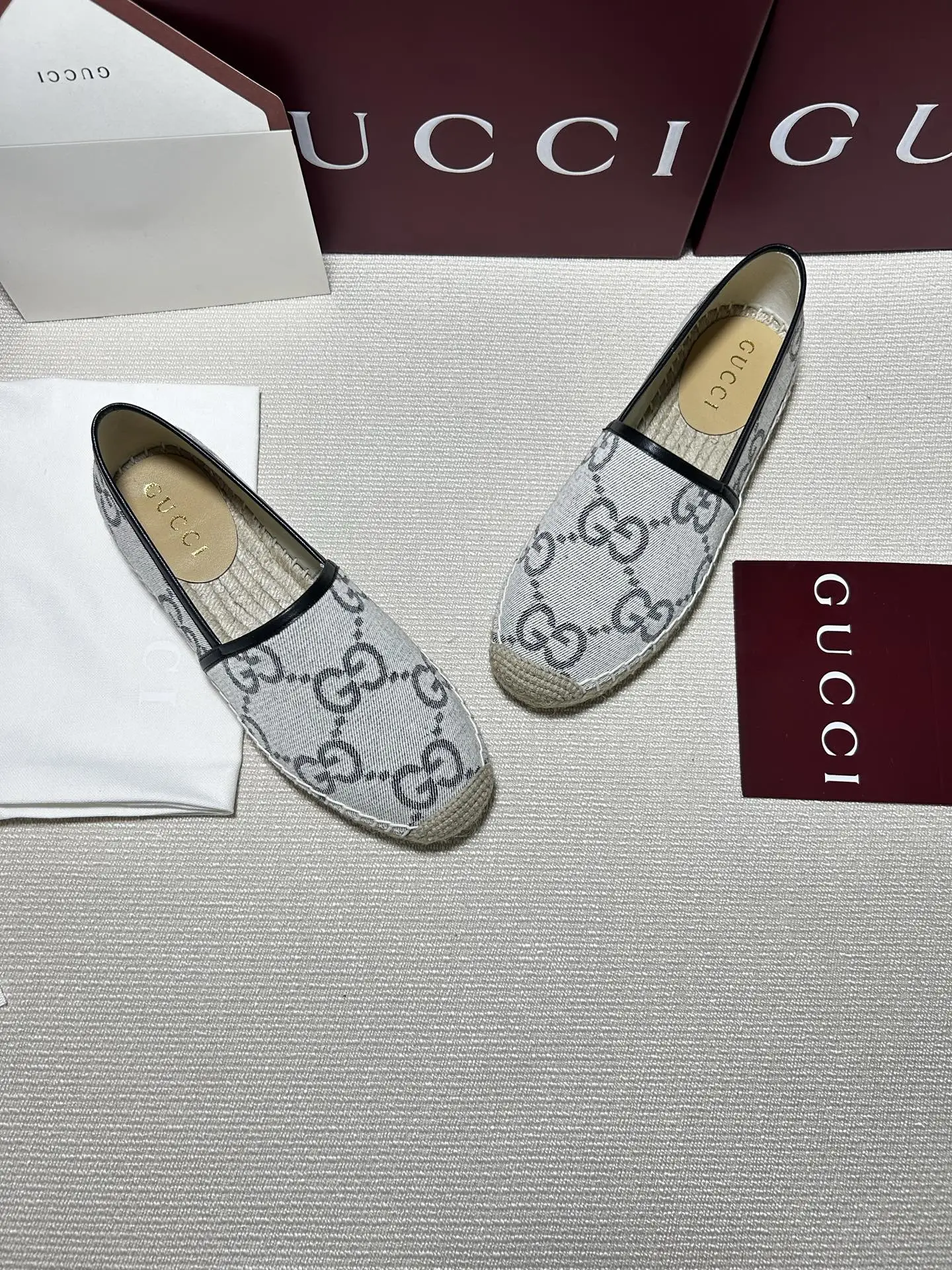 💰160,GUCCi 2025ss新款马衔扣女士新款渔夫鞋 这款鞋采用米色和深棕色GG帆布制 成整双鞋子采购Zp开发打造,全部定制材料,独家开模大底,细节全部对版出货,连包装也做到跟正品一样。码数:35-41(41订做不退不换)