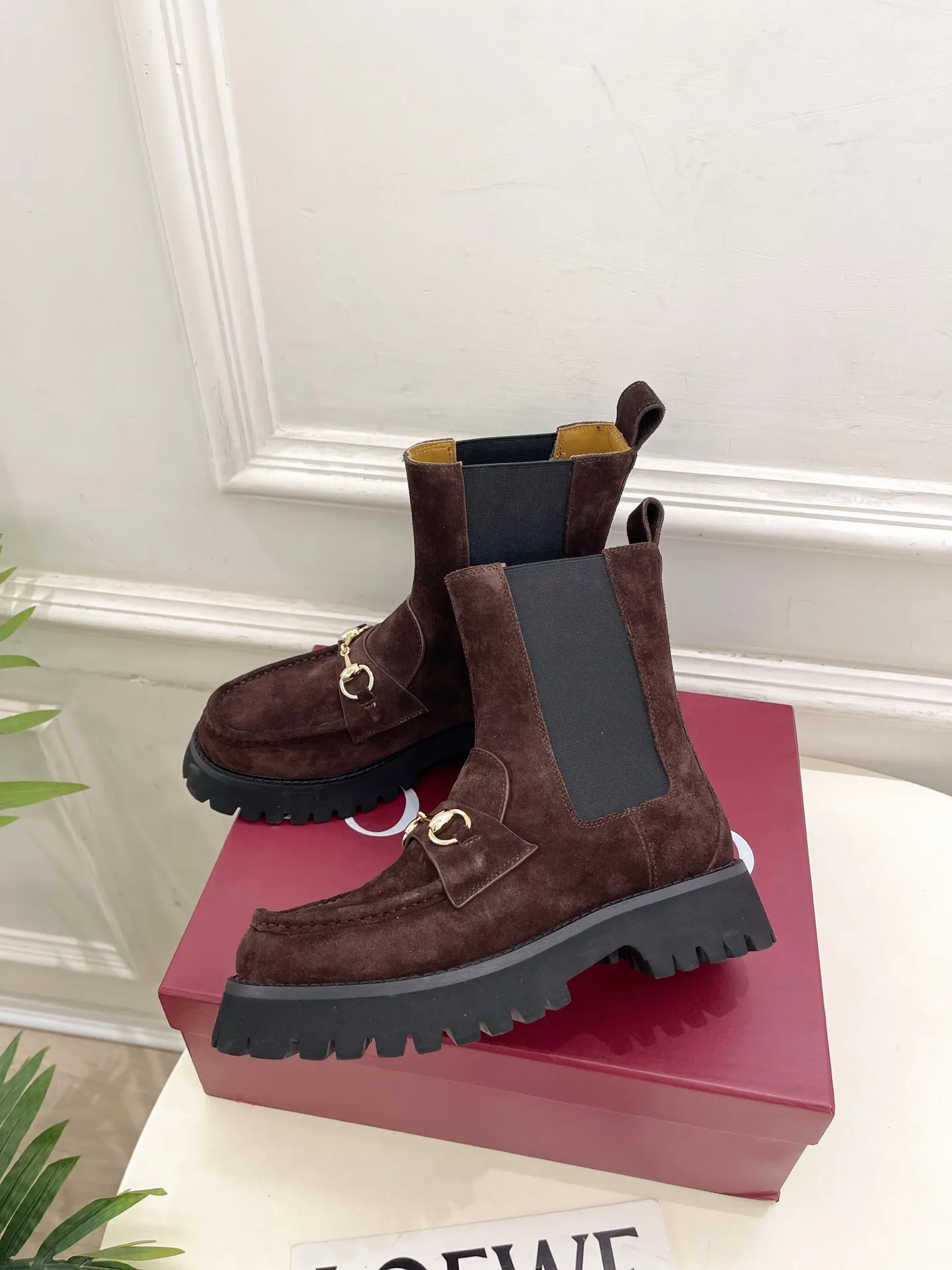 Gucci | 古驰 25𝐬𝐬 ⭐️2025 G家秋冬新品 走秀款 经典马衔扣切尔西短靴 主打系列终于面世，狠货值得期待！原有的经典 创造新设计 ✨ ❥ BS代购级别！高级感十足！国内外博主刷爆的一款,复古又时髦 穿搭简便 上脚美炸了！官网主推，新色持续更新🆕 ━━━━━ ЅᏇєєt ━━━━━ ▪️鞋面：原版特定小牛皮/牛猄 ▪️内里: 进口羊皮里 ▪️大底：原版开模定制防滑大底 ▪️跟高：4.5cm ▪️鞋码: 35-39（40.41.可定做） ▪️出厂价：💰360
