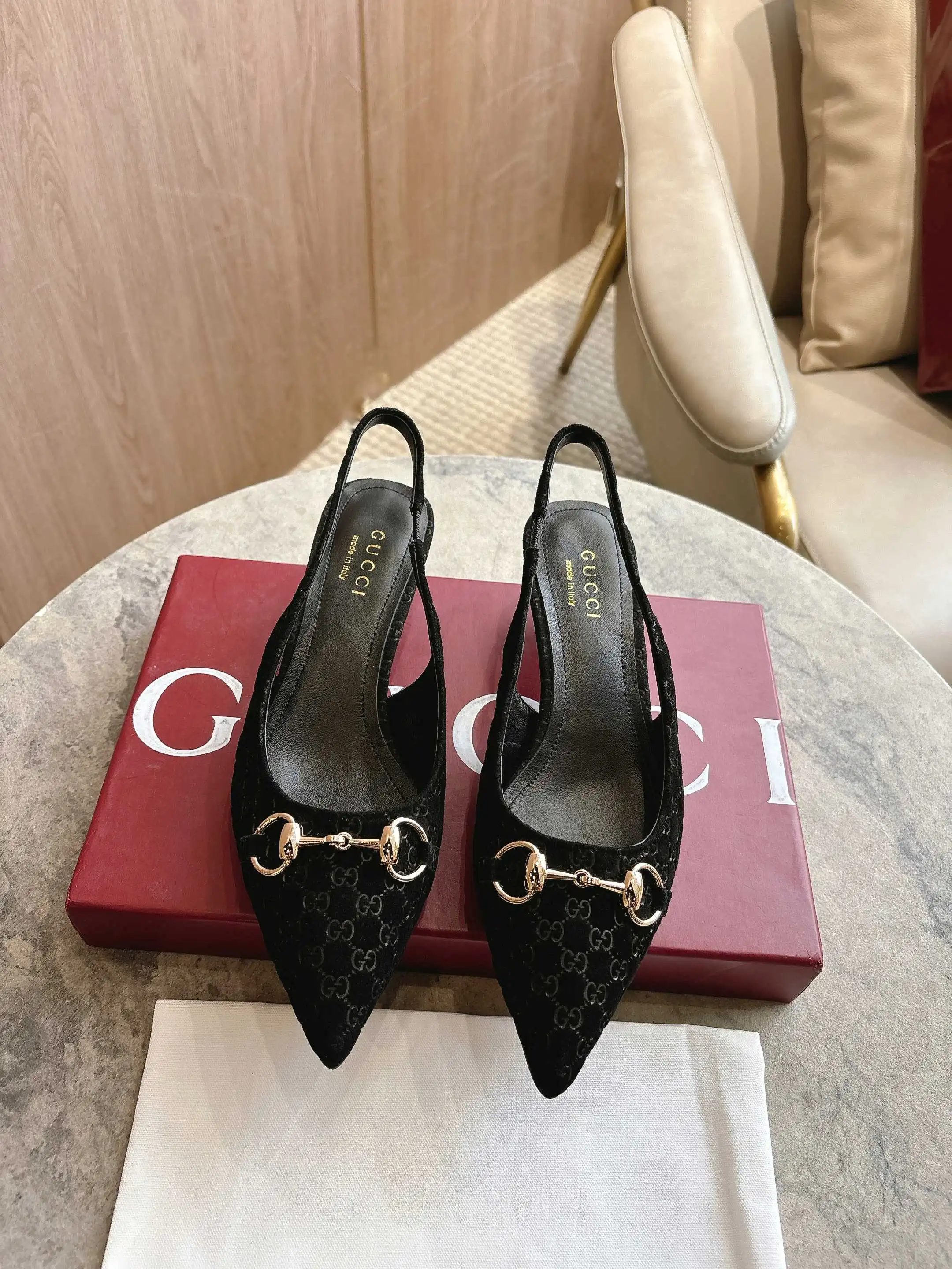 2024-1A p黑260(35-42)这款女士高跟鞋采用GG皮革精心制作,利落尖头设计搭配标志性的马衔扣细节,致敬Gucci马术传承。鞋面上的经典配件以抛光效果呈现,透过现代视角焕新诠释经典廓形。 黑色GG皮革 浅金色调配件 马衔扣 羊皮革鞋底 踝部可调节搭扣开合 中跟 高度:5厘米