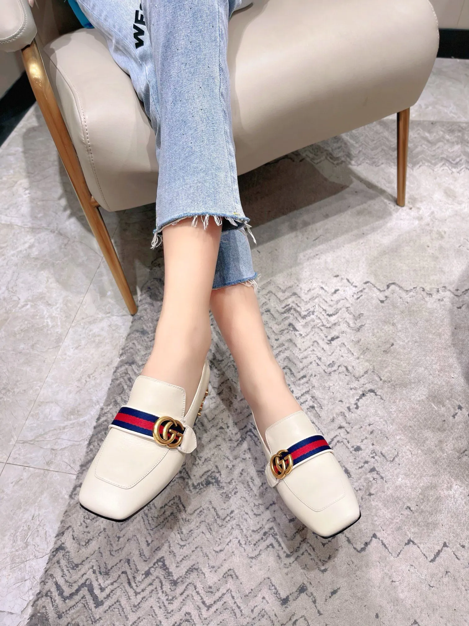 经典款古奇春鞋走秀款，明星同款。官网1；1定制。2用穿法。可做拖鞋。面头层粒面牛皮。全羊皮里。羊皮垫脚，搭配原版GUCCI古铜色实心双G筒扣。高端大气。层皮包跟更显奢华品质。采用进口大珍珠，耐磨防滑品牌大底。跟高3.5厘米，欢迎上图大卖。订做34和41，大货35-40码，黑色，米白色，二个色 图片鞋跟有珍珠P220元。鞋跟无珍珠200元， 最后一图跟高7.5厘米