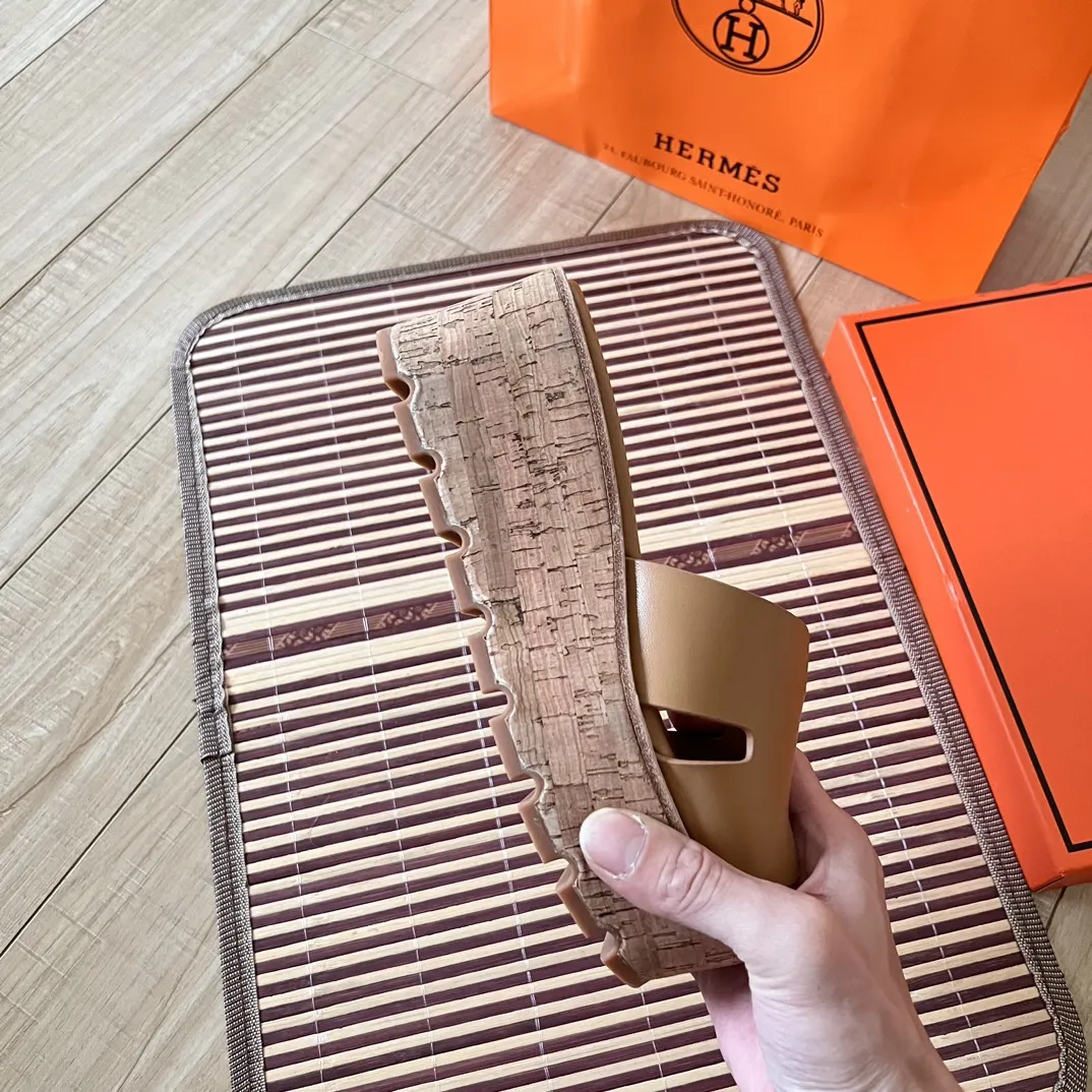 橙子出厂价💰105 Hermes 爱马仕24ss早春新品 防水台坡跟厚底凉拖鞋 H型凉鞋 经典靴型+英伦拼色设计，经典耐看！原版倒模楦型，极致1:1形体，进口高端织针呈现出精致质感！前水台5CM，后水台8CM 码数：35-41