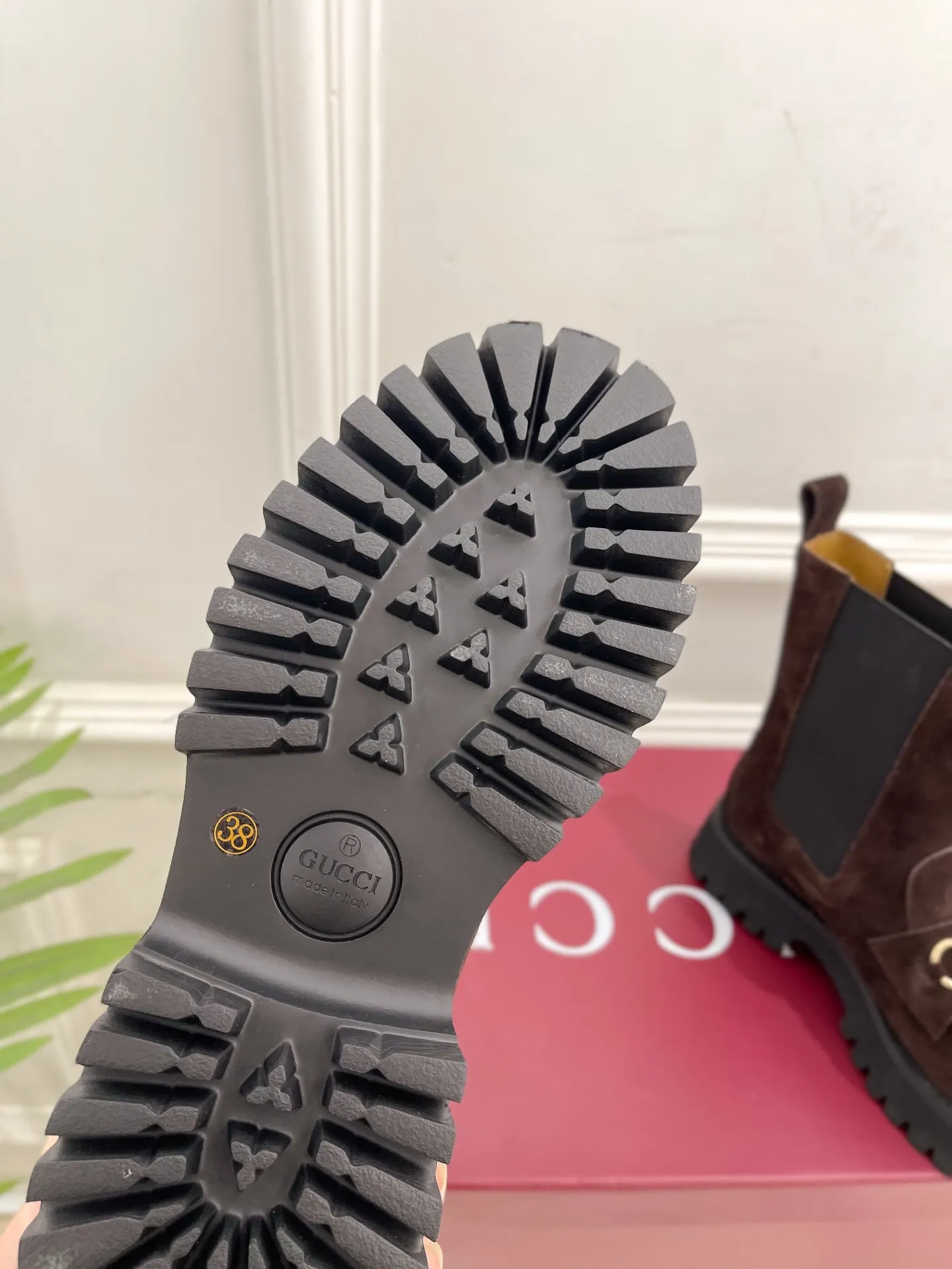 Gucci | 古驰 25𝐬𝐬 ⭐️2025 G家秋冬新品 走秀款 经典马衔扣切尔西短靴 主打系列终于面世,狠货值得期待!原有的经典 创造新设计 ✨ ❥ BS代购级别!高级感十足!国内外博主刷爆的一款,复古又时髦 穿搭简便 上脚美炸了!官网主推,新色持续更新🆕 ━━━━━ ЅᏇєєt ━━━━━ ▪️鞋面:原版特定小牛皮/牛猄 ▪️内里: 进口羊皮里 ▪️大底:原版开模定制防滑大底 ▪️跟高:4.5cm ▪️鞋码: 35-39(40.41.可定做) ▪️出厂价:💰360