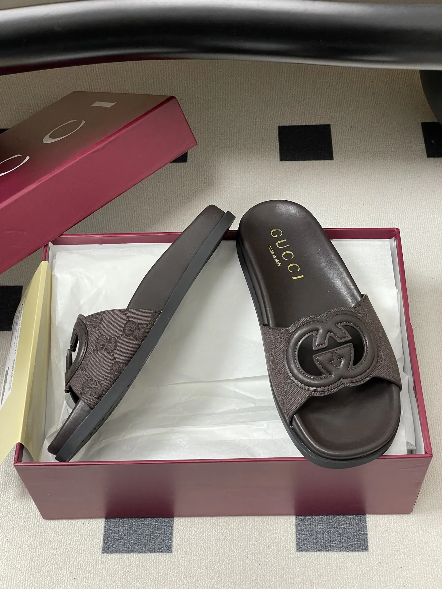 p250- 26Ss夏季新款Gucci古驰 双Ｇ镂空厚底沙滩凉拖鞋经典GG丹宁布休闲拖鞋 这款单品出自Gucci Lido系列，设计灵感源自意大利海岸的夏日风情和海滩俱乐部。从为品牌注入荣光的20世纪70年代典藏设计中撷取灵感，互扣式双G在这款皮革拖鞋上以大号镂空细节焕新呈现。 鞋面：牛皮/丹宁牛仔布 内里垫脚：羊皮 鞋底：原版开模橡胶大底 码数：35-39（40.41.42定做不退换）