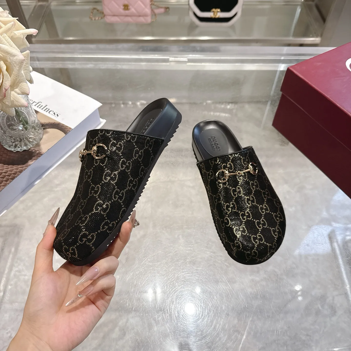 爆款 P 190💰 马衔扣拖鞋的改良版,采用宽圆头设计。马衔扣最早于 20 世纪 50 年代由 Gucci 使用,它继续向品牌的根源致敬,以现代的诠释方式为马术装备注入新的活力。 牛皮反绒GG 男女同款 浅金色五金配件 马衔扣 橡胶鞋底 平坦的 0.2 英寸高 意大利制造, 码数 :女码36-42 男码40-46(47 48需定做)