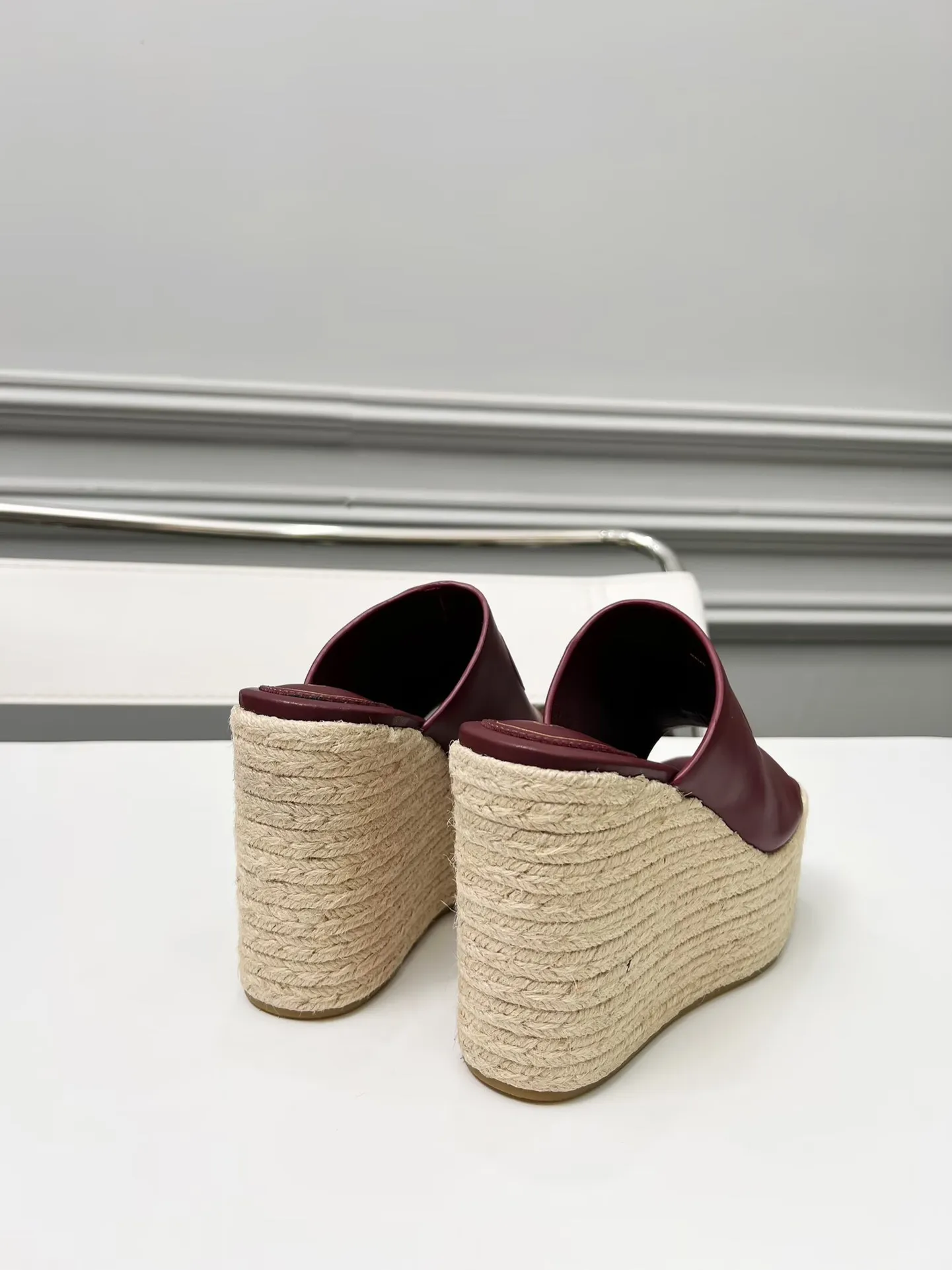 出厂价:210元 古琦新款拖鞋 ,时尚高端又个性十足的一款✅ 上脚很稳舒适又耐穿,日常搭配方便又独特,夏日必备经典款,鞋面采用GUCCI品牌车线 面料:牛皮 内里/垫脚:羊皮 水台高度:11cm 颜色:黑、白、棕、酒红、粉 码数:35—42(41、42需定做) 包装:配有布袋 卡片。