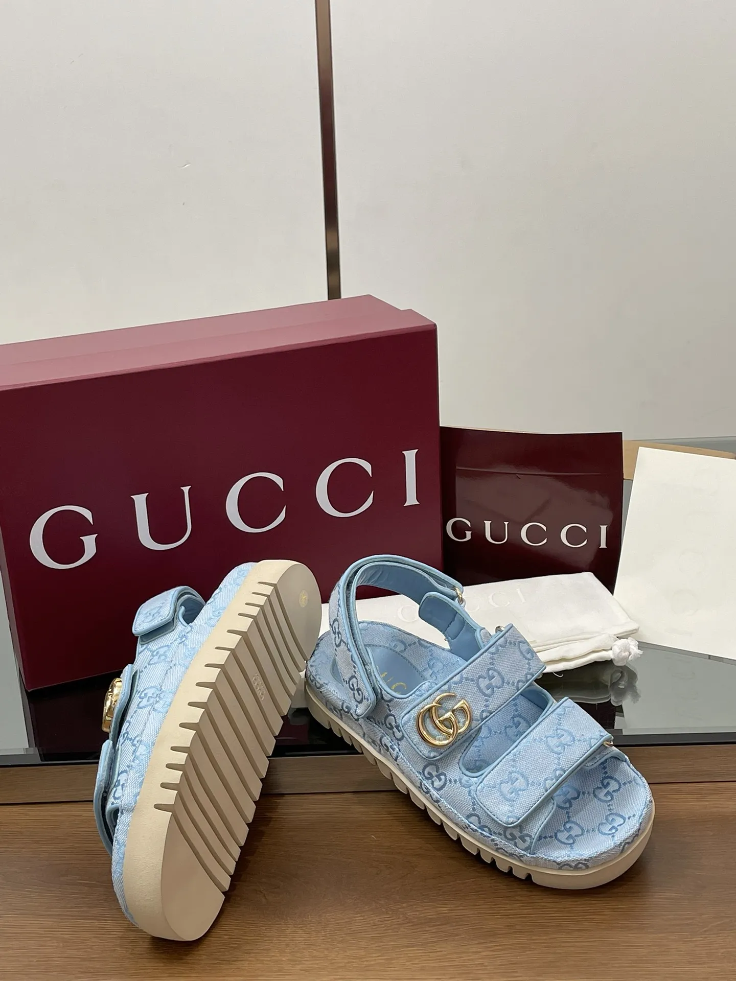 2025夏季新款GUCCi高端精品 🧧240💰🆕古驰早春系列😍饰双GG经典老花布沙滩凉鞋🔥顶级🆙代购品质！原版1:1复刻，毎个细节皆经过精心打磨细腻制作.可与ZG对比如一，无二品质！ Gucci 现代设计美学探索独特匠心之路，巧妙融合品牌经典元素与备受喜爱的品牌标识。这款凉鞋缀饰备受喜爱的双G造型配件，为整个设计注入一抹低调的品牌标识魅力，与魔术贴带的多功能性相得益彰。👏👏 面料：原版定制进口GG老花帆布+进口羊皮 内里/垫脚：进口羊皮里 鞋跟：2.0CM厚底 大底：模具进口橡胶底 尺码：女35-42（404142定做不退换） 包装：全套安可拉酒红原包装