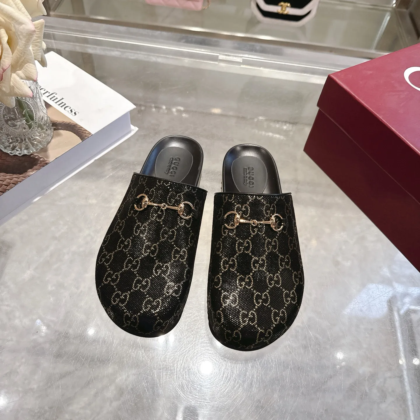 爆款 P 190💰 马衔扣拖鞋的改良版，采用宽圆头设计。马衔扣最早于 20 世纪 50 年代由 Gucci 使用，它继续向品牌的根源致敬，以现代的诠释方式为马术装备注入新的活力。 牛皮反绒GG 男女同款 浅金色五金配件 马衔扣 橡胶鞋底 平坦的 0.2 英寸高 意大利制造， 码数 ：女码36-42 男码40-46（47 48需定做）