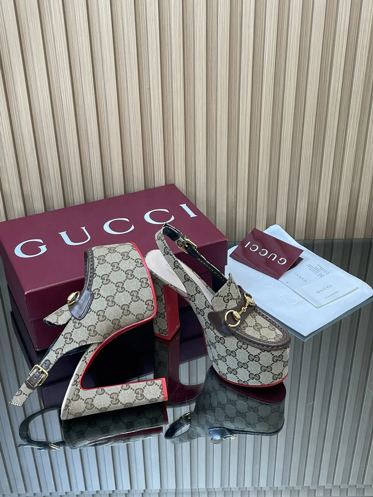 2026早春系列Gucci/古奇🔥新品🆕撞色红底🔥防水台马鞍扣 马衔扣 厚底后系带乐福鞋🆕老花G布单鞋💰350🔥高跟厚底防水台慕勒凉鞋,鞋柜必备款 原版套楦 高端品质👍 典藏图案继续在Guucci全新系列中大放异彩。全新系列匠心呈献马衔扣配件,彰显品牌马术传承。这款女士后系带鞋采用‼️大红撞色底‼️高跟点睛亮眼设计,打造稳固而舒适的穿着体验,浅金色调配件,踝部可调节搭扣开合方便穿搭💋✌️ 面料:进口GG老花帆布+牛皮 原版1:1定制五金 内里: 羊皮垫脚 大底:意大利真皮大底 跟高:后高跟14cm 前防水台:5cm 码数:35-42(404142订) 包装:全套原版高端包装 意大利创作