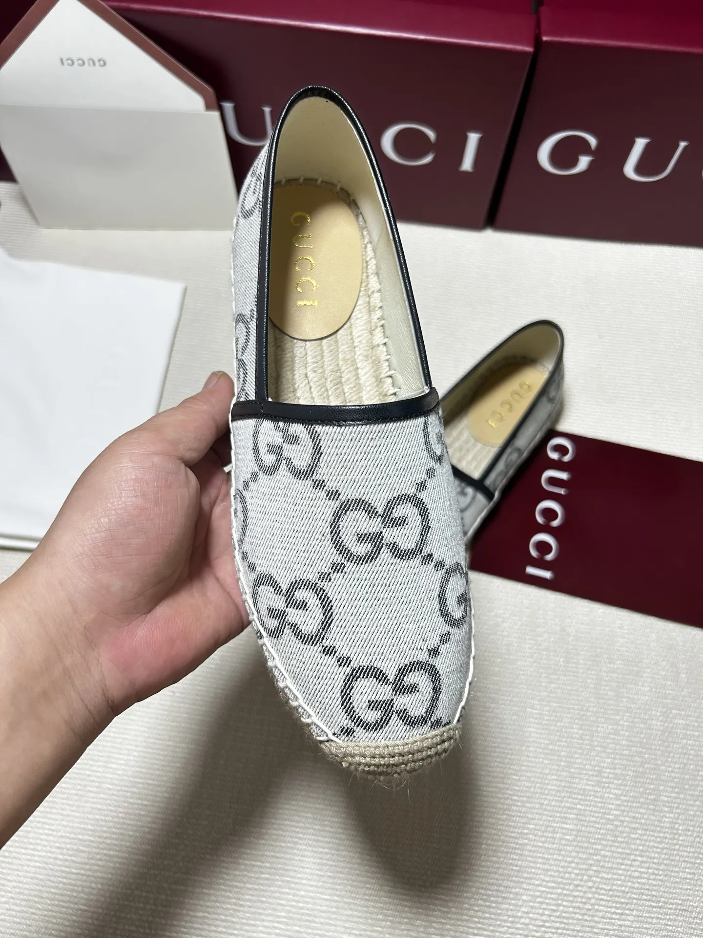 💰160,GUCCi 2025ss新款马衔扣女士新款渔夫鞋 这款鞋采用米色和深棕色GG帆布制 成整双鞋子采购Zp开发打造,全部定制材料,独家开模大底,细节全部对版出货,连包装也做到跟正品一样。码数:35-41(41订做不退不换)