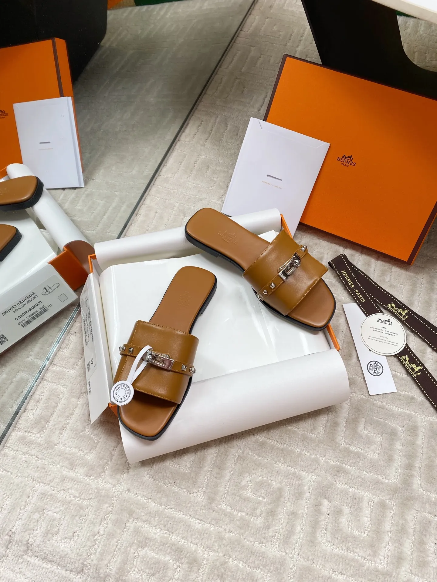 橙子出厂价💰95 Hermes 爱马仕Giulia凉鞋系列 时尚又百搭 超级舒服 每个细节都做到极致 独家开模纯钢Kelly扣 ▪️SIZE:35~40