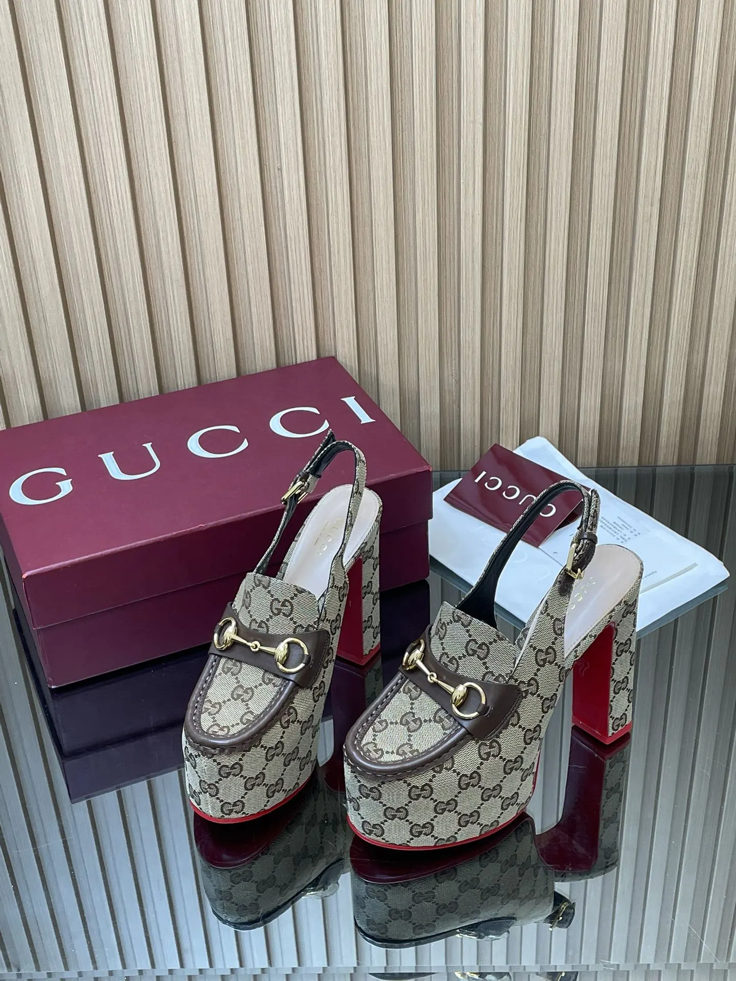 2026早春系列Gucci/古奇🔥新品🆕撞色红底🔥防水台马鞍扣 马衔扣 厚底后系带乐福鞋🆕老花G布单鞋💰350🔥高跟厚底防水台慕勒凉鞋,鞋柜必备款 原版套楦 高端品质👍 典藏图案继续在Guucci全新系列中大放异彩。全新系列匠心呈献马衔扣配件,彰显品牌马术传承。这款女士后系带鞋采用‼️大红撞色底‼️高跟点睛亮眼设计,打造稳固而舒适的穿着体验,浅金色调配件,踝部可调节搭扣开合方便穿搭💋✌️ 面料:进口GG老花帆布+牛皮 原版1:1定制五金 内里: 羊皮垫脚 大底:意大利真皮大底 跟高:后高跟14cm 前防水台:5cm 码数:35-42(404142订) 包装:全套原版高端包装 意大利创作