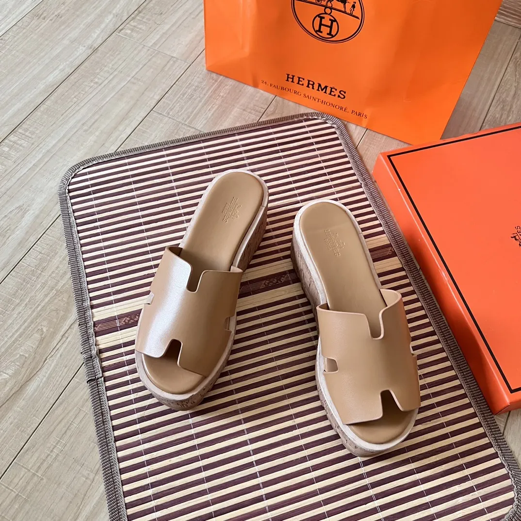 橙子出厂价💰105 Hermes 爱马仕24ss早春新品 防水台坡跟厚底凉拖鞋 H型凉鞋 经典靴型+英伦拼色设计,经典耐看!原版倒模楦型,极致1:1形体,进口高端织针呈现出精致质感!前水台5CM,后水台8CM 码数:35-41
