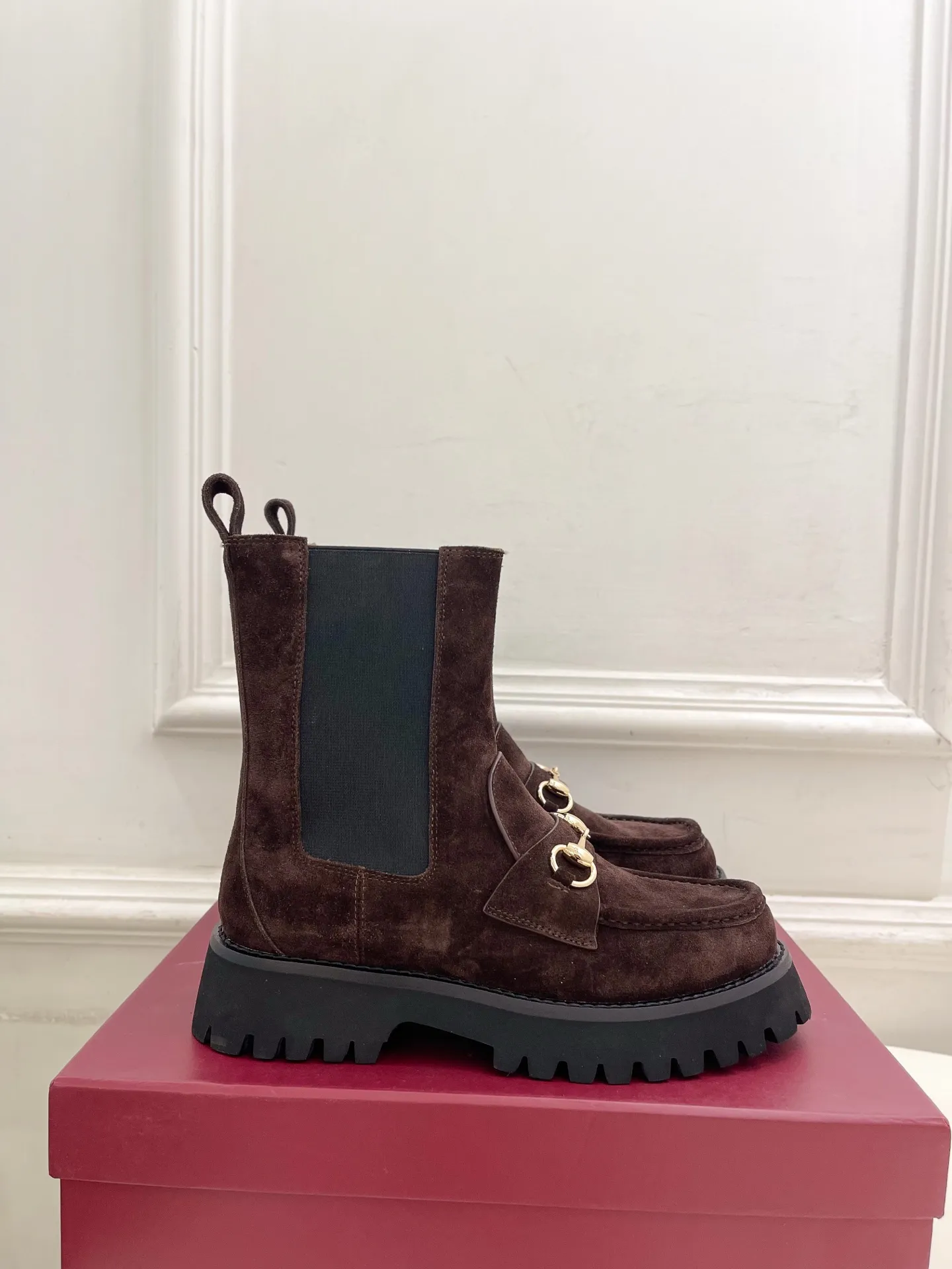 Gucci | 古驰 25𝐬𝐬 ⭐️2025 G家秋冬新品 走秀款 经典马衔扣切尔西短靴 主打系列终于面世,狠货值得期待!原有的经典 创造新设计 ✨ ❥ BS代购级别!高级感十足!国内外博主刷爆的一款,复古又时髦 穿搭简便 上脚美炸了!官网主推,新色持续更新🆕 ━━━━━ ЅᏇєєt ━━━━━ ▪️鞋面:原版特定小牛皮/牛猄 ▪️内里: 进口羊皮里 ▪️大底:原版开模定制防滑大底 ▪️跟高:4.5cm ▪️鞋码: 35-39(40.41.可定做) ▪️出厂价:💰360