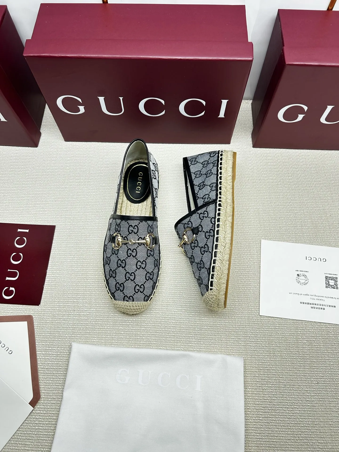 💰170,GUCCi 2025ss新款马衔扣女士新款渔夫鞋 这款鞋采用米色和深棕色GG帆布制 成整双鞋子采购Zp开发打造,全部定制材料,独家开模大底,细节全部对版出货,连包装也做到跟正品一样。码数:35-41(41订做不退不换)