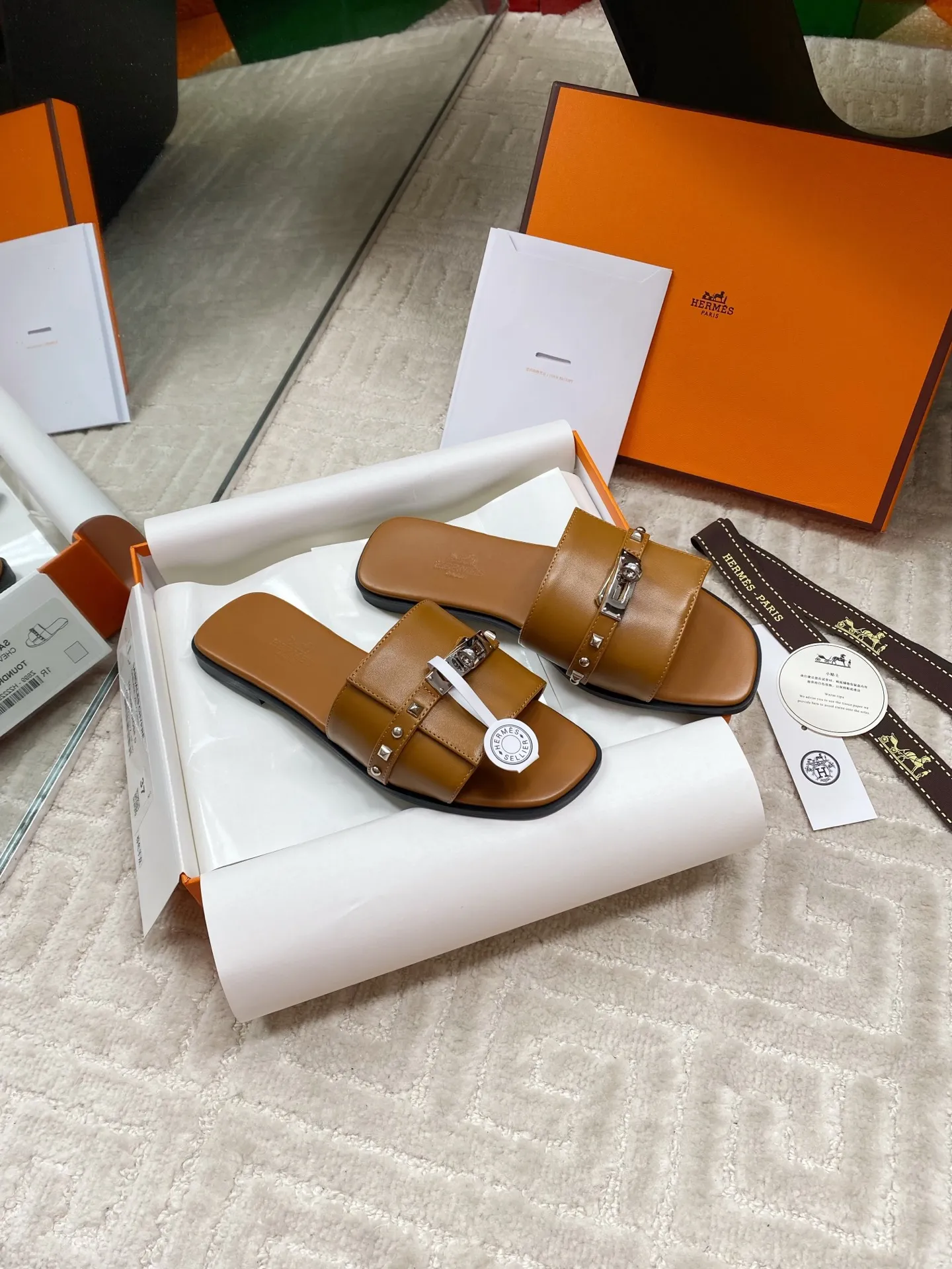 橙子出厂价💰95 Hermes 爱马仕Giulia凉鞋系列 时尚又百搭 超级舒服 每个细节都做到极致 独家开模纯钢Kelly扣 ▪️SIZE:35~40