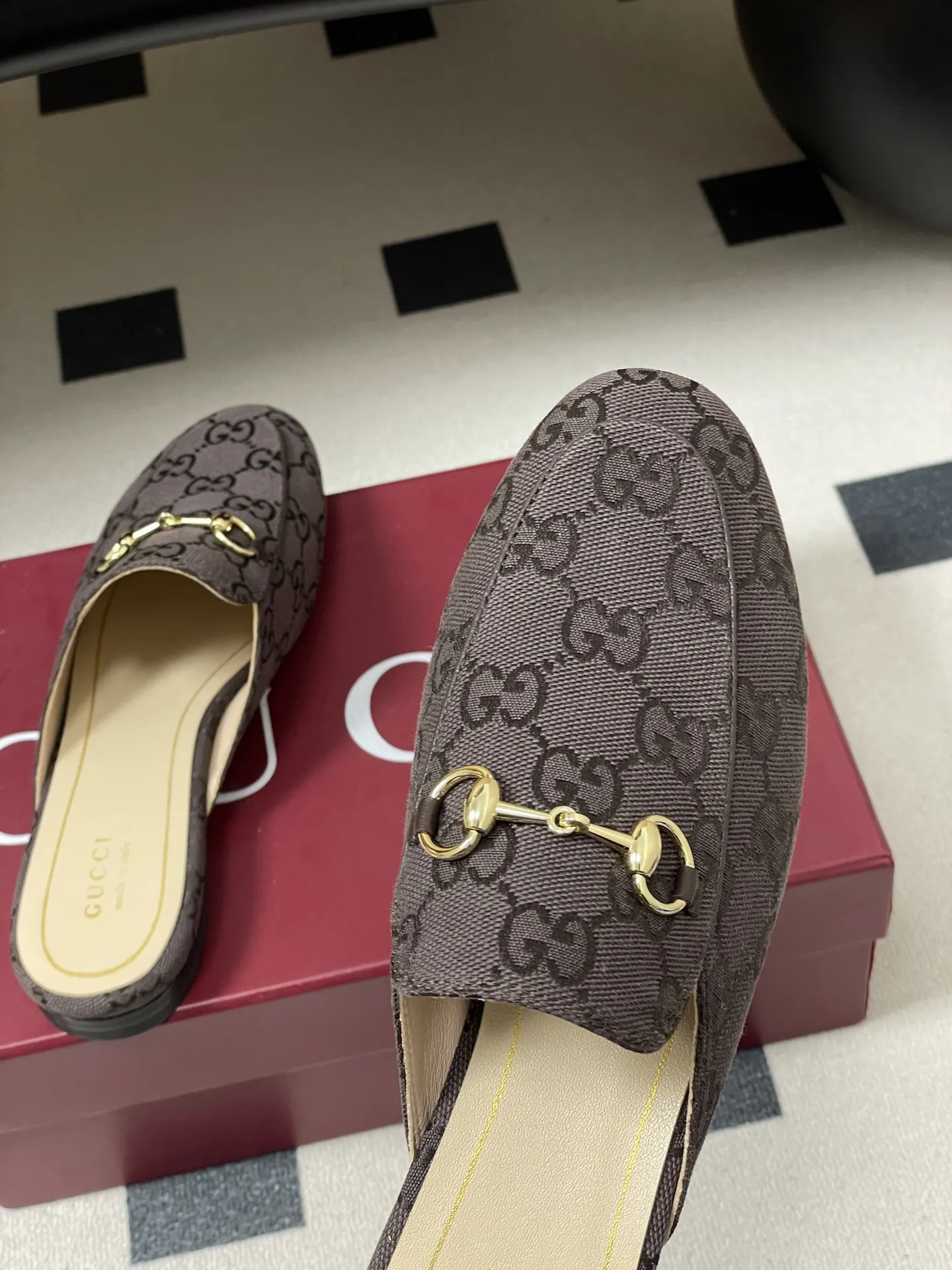 p280- 2026春夏新配色Gucci 古驰Princetown经典款系列最新版面🆕双G布面穆勒鞋马衔扣平底半拖鞋 作为设计传承的杰出代表,新系列饰马衔扣乐福鞋,生动彰显经典优雅格调。这款鞋履采用品牌标志性字母G G交织图案压纹皮,成就隽永经典。这款鞋履材质柔软,廊形精致流畅,彰显日常优雅风范! 鞋面:定制双G布面 内里垫脚:羊皮 鞋底:意大利真皮大底 码数:35-39(40.41.42定做不退换)