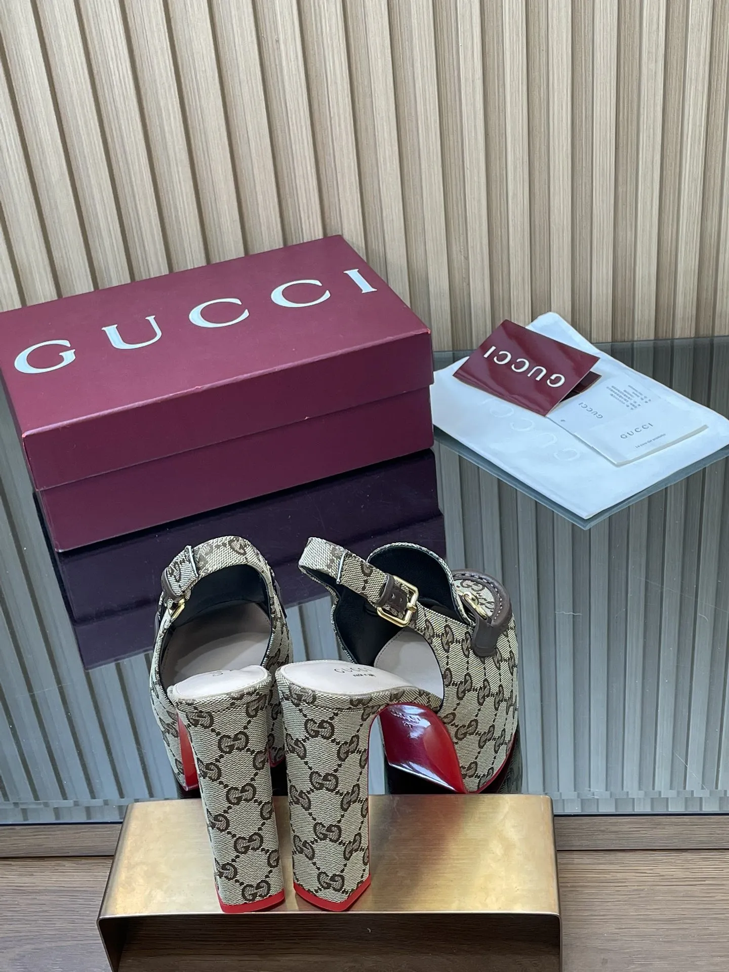 2026早春系列Gucci/古奇🔥新品🆕撞色红底🔥防水台马鞍扣 马衔扣 厚底后系带乐福鞋🆕老花G布单鞋💰350🔥高跟厚底防水台慕勒凉鞋,鞋柜必备款 原版套楦 高端品质👍 典藏图案继续在Guucci全新系列中大放异彩。全新系列匠心呈献马衔扣配件,彰显品牌马术传承。这款女士后系带鞋采用‼️大红撞色底‼️高跟点睛亮眼设计,打造稳固而舒适的穿着体验,浅金色调配件,踝部可调节搭扣开合方便穿搭💋✌️ 面料:进口GG老花帆布+牛皮 原版1:1定制五金 内里: 羊皮垫脚 大底:意大利真皮大底 跟高:后高跟14cm 前防水台:5cm 码数:35-42(404142订) 包装:全套原版高端包装 意大利创作