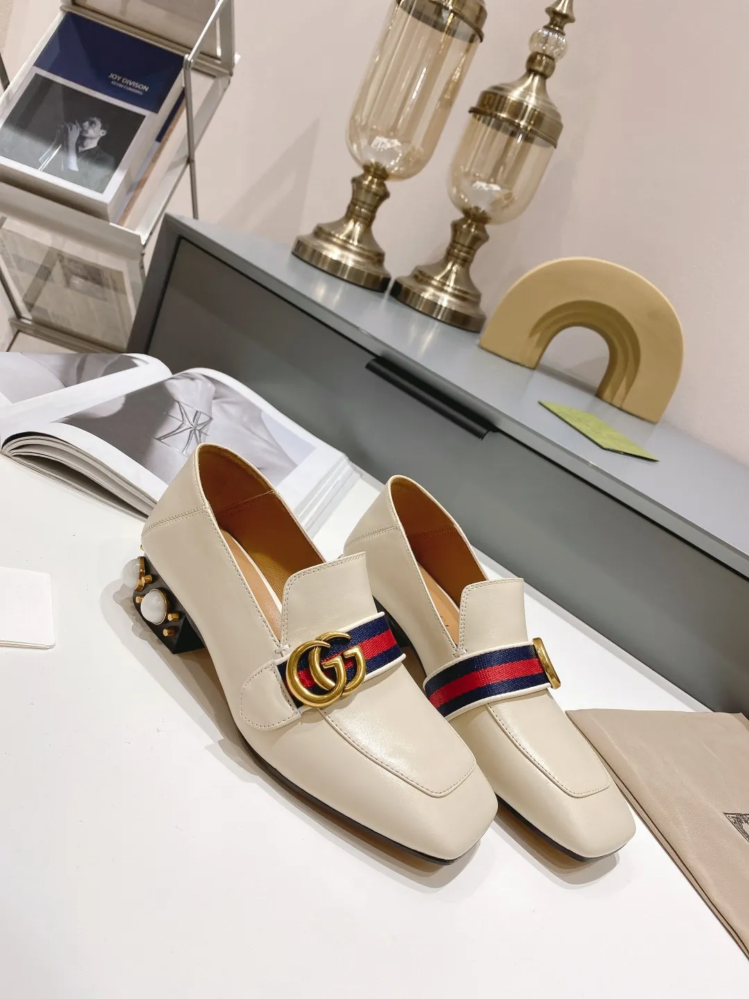 经典款古奇春鞋走秀款，明星同款。官网1；1定制。2用穿法。可做拖鞋。面头层粒面牛皮。全羊皮里。羊皮垫脚，搭配原版GUCCI古铜色实心双G筒扣。高端大气。层皮包跟更显奢华品质。采用进口大珍珠，耐磨防滑品牌大底。跟高3.5厘米，欢迎上图大卖。订做34和41，大货35-40码，黑色，米白色，二个色 图片鞋跟有珍珠P220元。鞋跟无珍珠200元， 最后一图跟高7.5厘米