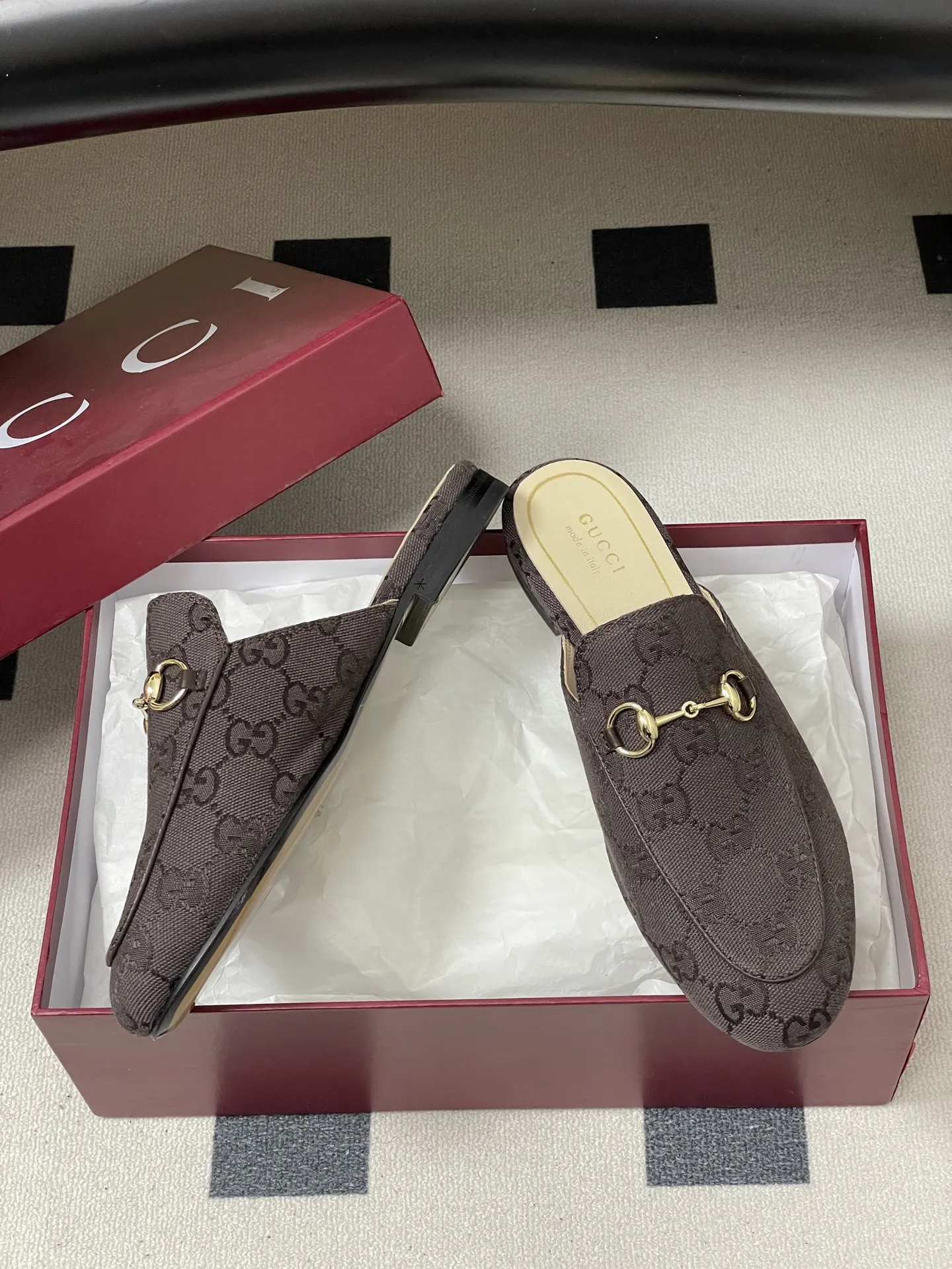 p280- 2026春夏新配色Gucci 古驰Princetown经典款系列最新版面🆕双G布面穆勒鞋马衔扣平底半拖鞋 作为设计传承的杰出代表，新系列饰马衔扣乐福鞋，生动彰显经典优雅格调。这款鞋履采用品牌标志性字母G G交织图案压纹皮，成就隽永经典。这款鞋履材质柔软，廊形精致流畅，彰显日常优雅风范！ 鞋面：定制双G布面 内里垫脚：羊皮 鞋底：意大利真皮大底 码数：35-39（40.41.42定做不退换）