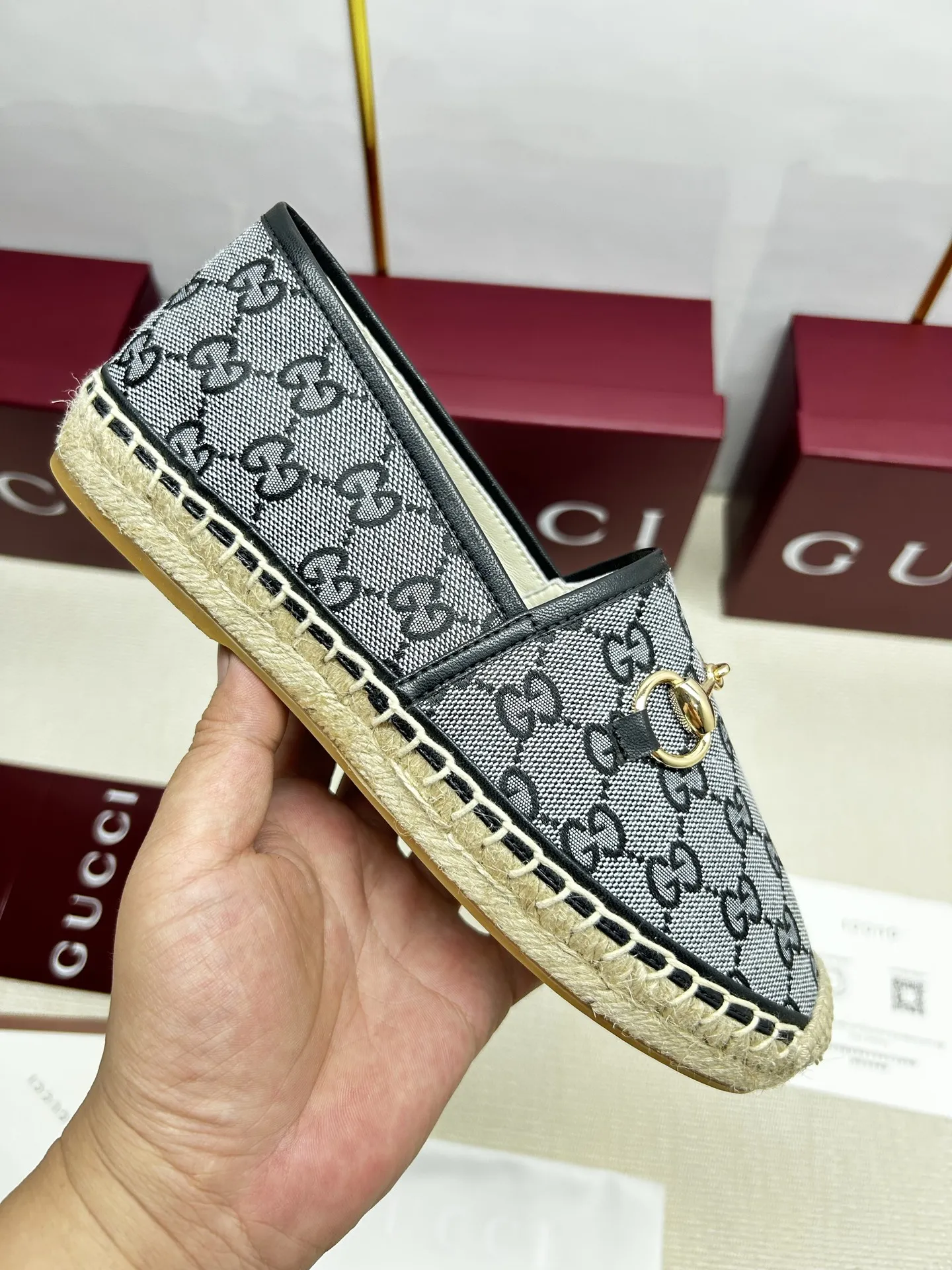 💰170,GUCCi 2025ss新款马衔扣女士新款渔夫鞋 这款鞋采用米色和深棕色GG帆布制 成整双鞋子采购Zp开发打造,全部定制材料,独家开模大底,细节全部对版出货,连包装也做到跟正品一样。码数:35-41(41订做不退不换)