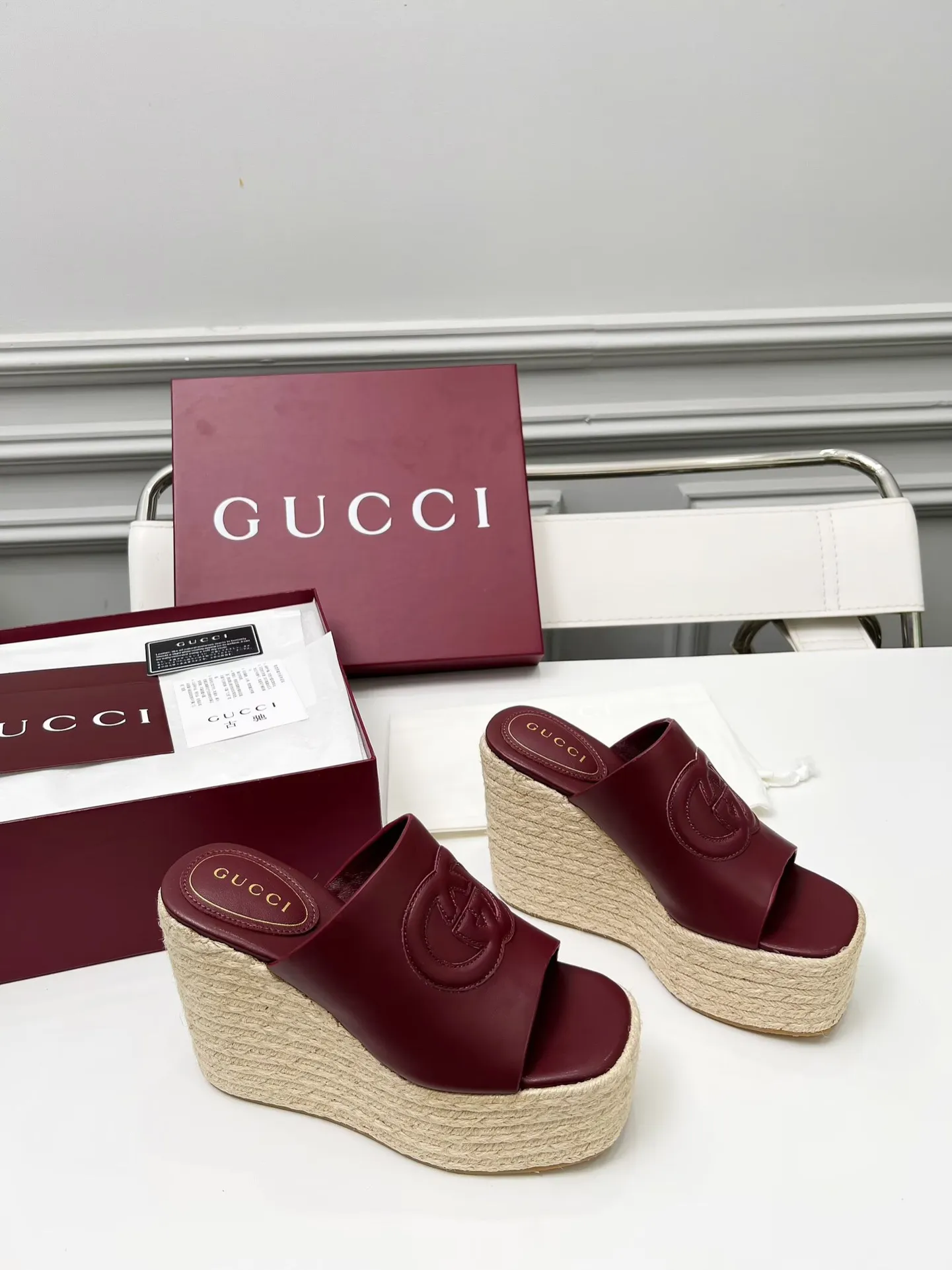 出厂价：210元 古琦新款拖鞋 ，时尚高端又个性十足的一款✅ 上脚很稳舒适又耐穿，日常搭配方便又独特，夏日必备经典款，鞋面采用GUCCI品牌车线 面料：牛皮 内里/垫脚：羊皮 水台高度：11cm 颜色：黑、白、棕、酒红、粉 码数：35&mdash;42（41、42需定做） 包装：配有布袋 卡片。