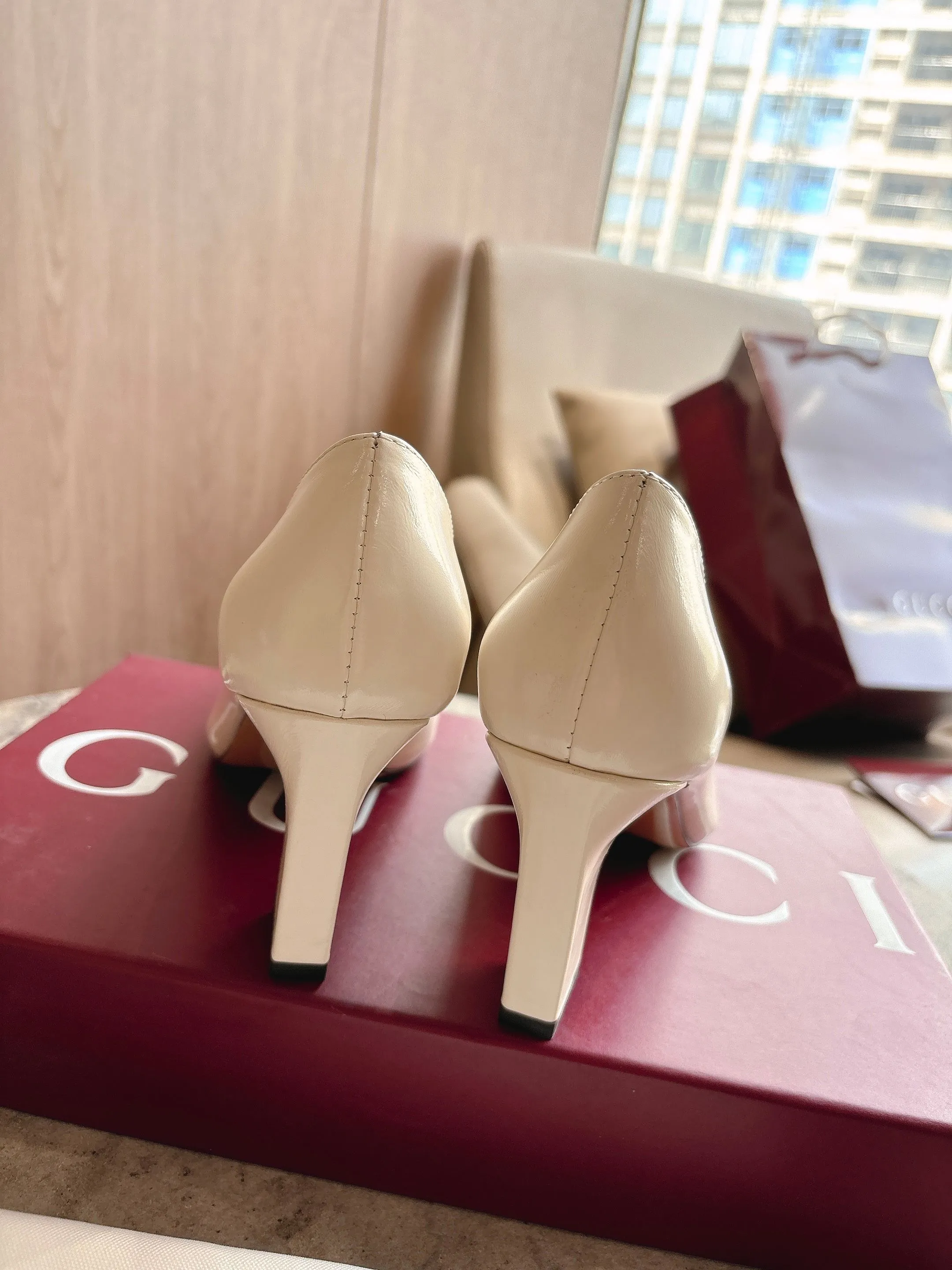 3079-2 白¥260(35-42)2026春夏系列全新上市。这款单品亮相于《La Famiglia》系列“Incazzata”造型。Signora系列鞋履的设计灵感源自意大利语中的“夫人”一词,以简约利落的方形鞋头与纤细修长的粗跟焕新演绎品牌典藏浅口鞋,为雅致风尚注入一抹现代气息。 米白色柔软亮面皮革 金色调配件 粉色皮革衬里 马衔扣和同款金属质感饰面“Made in Italy by Gucci”标识 利落方形鞋头 皮革鞋底 修长阔跟廓形 中跟 跟高:850厘米