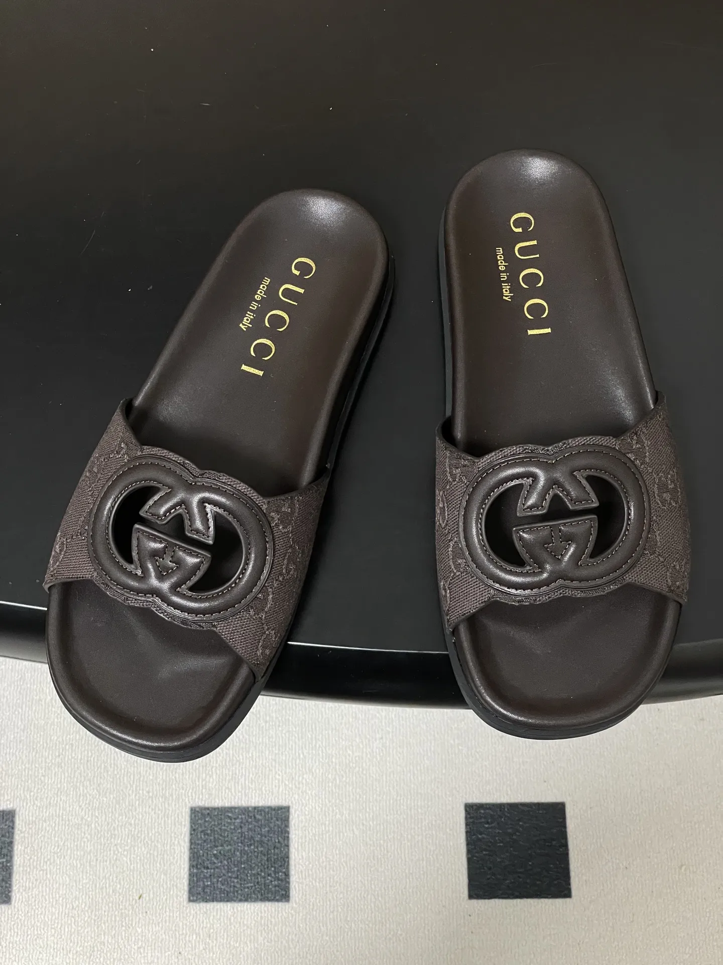 p250- 26Ss夏季新款Gucci古驰 双Ｇ镂空厚底沙滩凉拖鞋经典GG丹宁布休闲拖鞋 这款单品出自Gucci Lido系列，设计灵感源自意大利海岸的夏日风情和海滩俱乐部。从为品牌注入荣光的20世纪70年代典藏设计中撷取灵感，互扣式双G在这款皮革拖鞋上以大号镂空细节焕新呈现。 鞋面：牛皮/丹宁牛仔布 内里垫脚：羊皮 鞋底：原版开模橡胶大底 码数：35-39（40.41.42定做不退换）