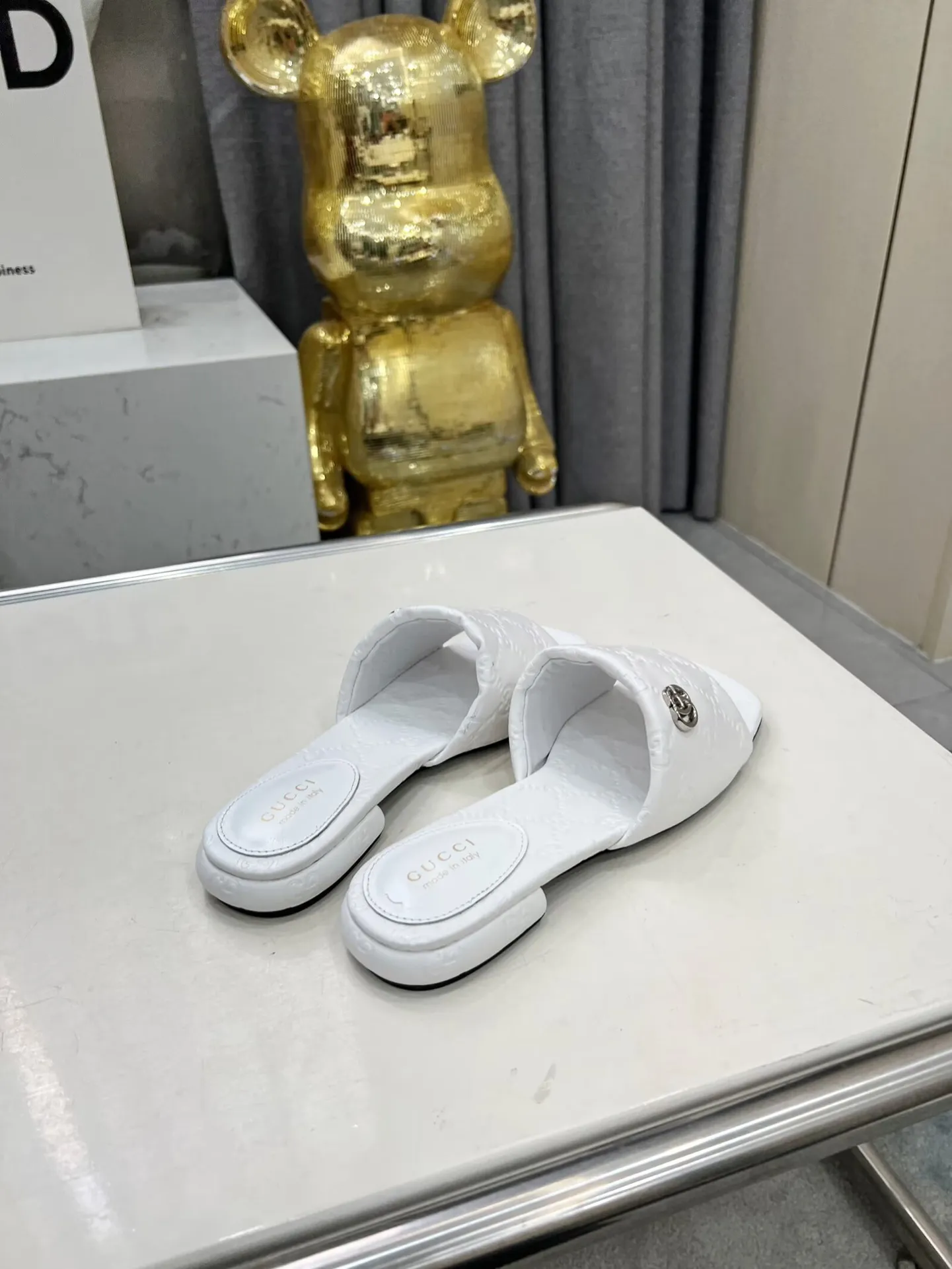 出厂价：200元 古驰双G拖鞋，时尚高端又个性十足的一款✅ 上脚很稳舒适又耐穿，日常搭配方便又独特，夏日必备经典款，鞋面采用GUCCI 3D压花、真皮大底 面料：牛皮 内里/垫脚：羊皮 颜色：黑、白、棕、酒红 码数：35&mdash;42（41、42需定做） 包装：配有布袋 卡片。