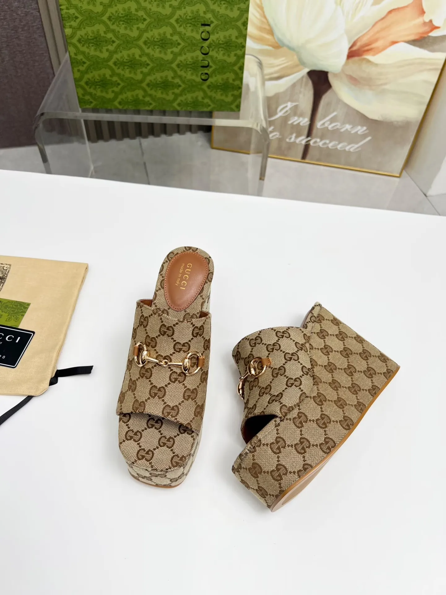 出厂价：200元 古琦新款拖鞋 ，时尚高端又个性十足的一款✅ 上脚很稳舒适又耐穿，日常搭配方便又独特，夏日必备经典款，鞋面采用GUCCI品牌饰扣 内里/垫脚：羊皮 水台高度：11cm 颜色：黑、棕 码数：35&mdash;42（41、42需定做） 包装：配有布袋 卡片。