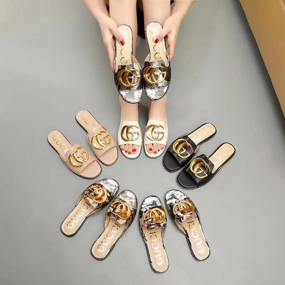 GUCCI拖鞋出货了，设计简约大气，脚感舒适，上脚超美。鞋面头层牛皮，内里羊皮，35-40码。41-42码可以订做。有黑色~米白色~杏色～金色花皮～银色花皮～黑色花皮6个颜色P170