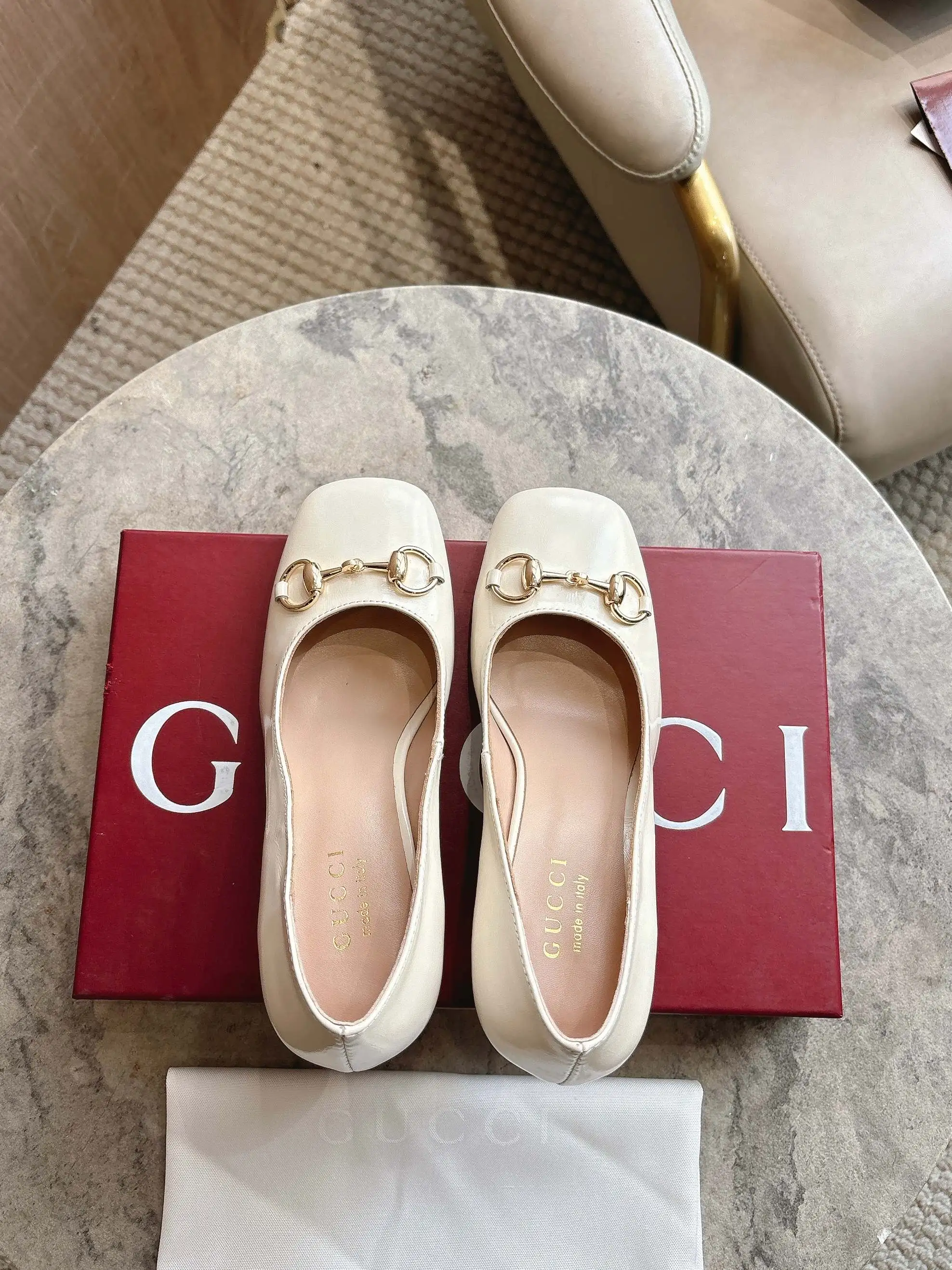 3079-2 白¥260(35-42)2026春夏系列全新上市。这款单品亮相于《La Famiglia》系列“Incazzata”造型。Signora系列鞋履的设计灵感源自意大利语中的“夫人”一词,以简约利落的方形鞋头与纤细修长的粗跟焕新演绎品牌典藏浅口鞋,为雅致风尚注入一抹现代气息。 米白色柔软亮面皮革 金色调配件 粉色皮革衬里 马衔扣和同款金属质感饰面“Made in Italy by Gucci”标识 利落方形鞋头 皮革鞋底 修长阔跟廓形 中跟 跟高:850厘米