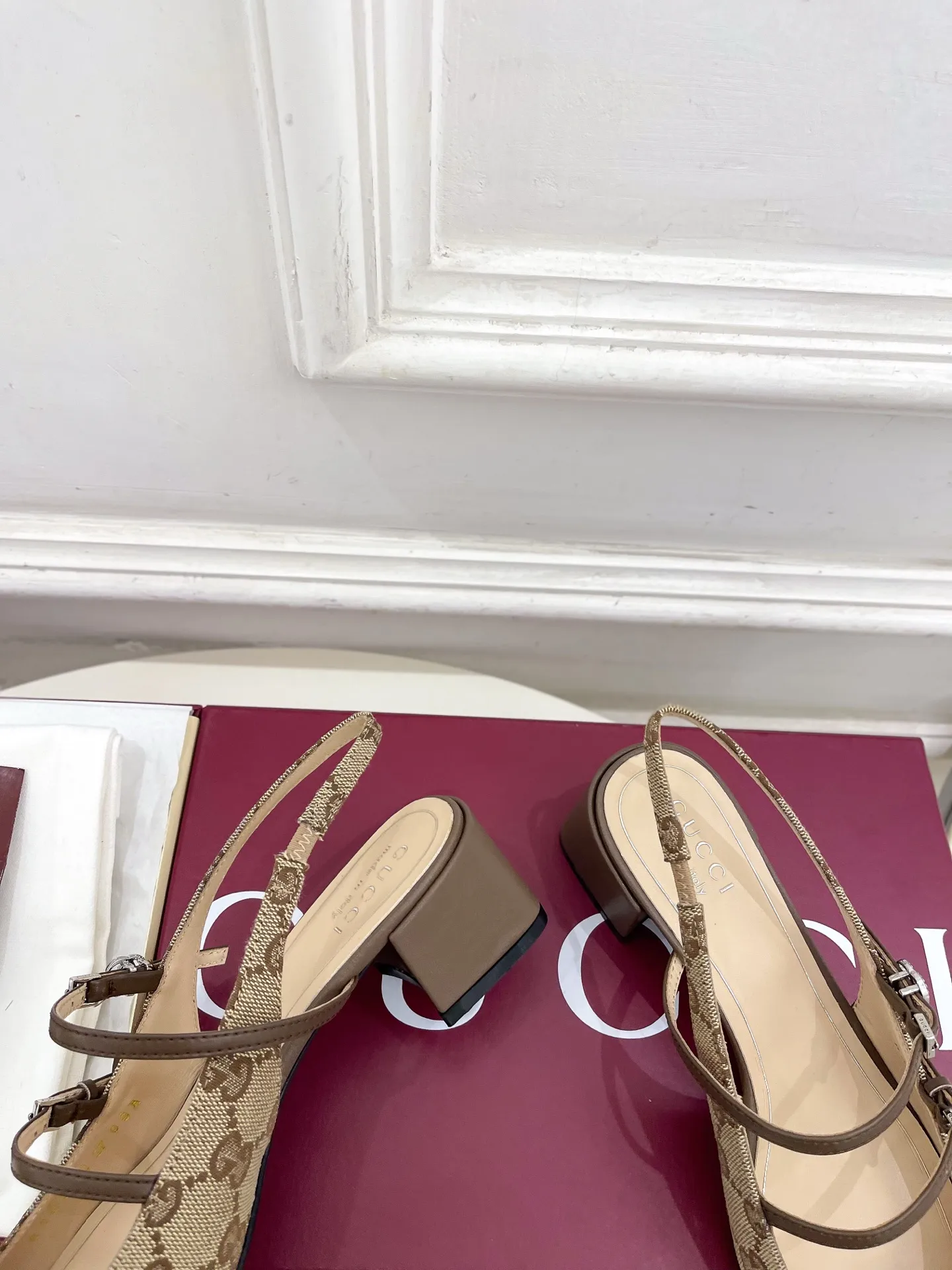 Gucci | 古驰 26𝐬𝐬 ⭐️ 2026春夏新品 双G水钻老花粗跟后空凉鞋 主打系列终于面世，狠货值得期待！原有的经典 创造新设计 ✨ ❥BS代购级别！高级感十足！国内外博主刷爆的一款,复古又时髦 穿搭简便 上脚美炸了！官网主推，新色持续更新🆕 ━━━━━ ЅᏇєєt ━━━━━ ▪️鞋面：高定制进口GG帆布 ▪️内里: 进口羊皮里 ▪️大底：原版意大利进口牛皮大底 ▪️跟高：4.5cm ▪️鞋码: 35-39（40.41.可定制） 出厂价：💰280