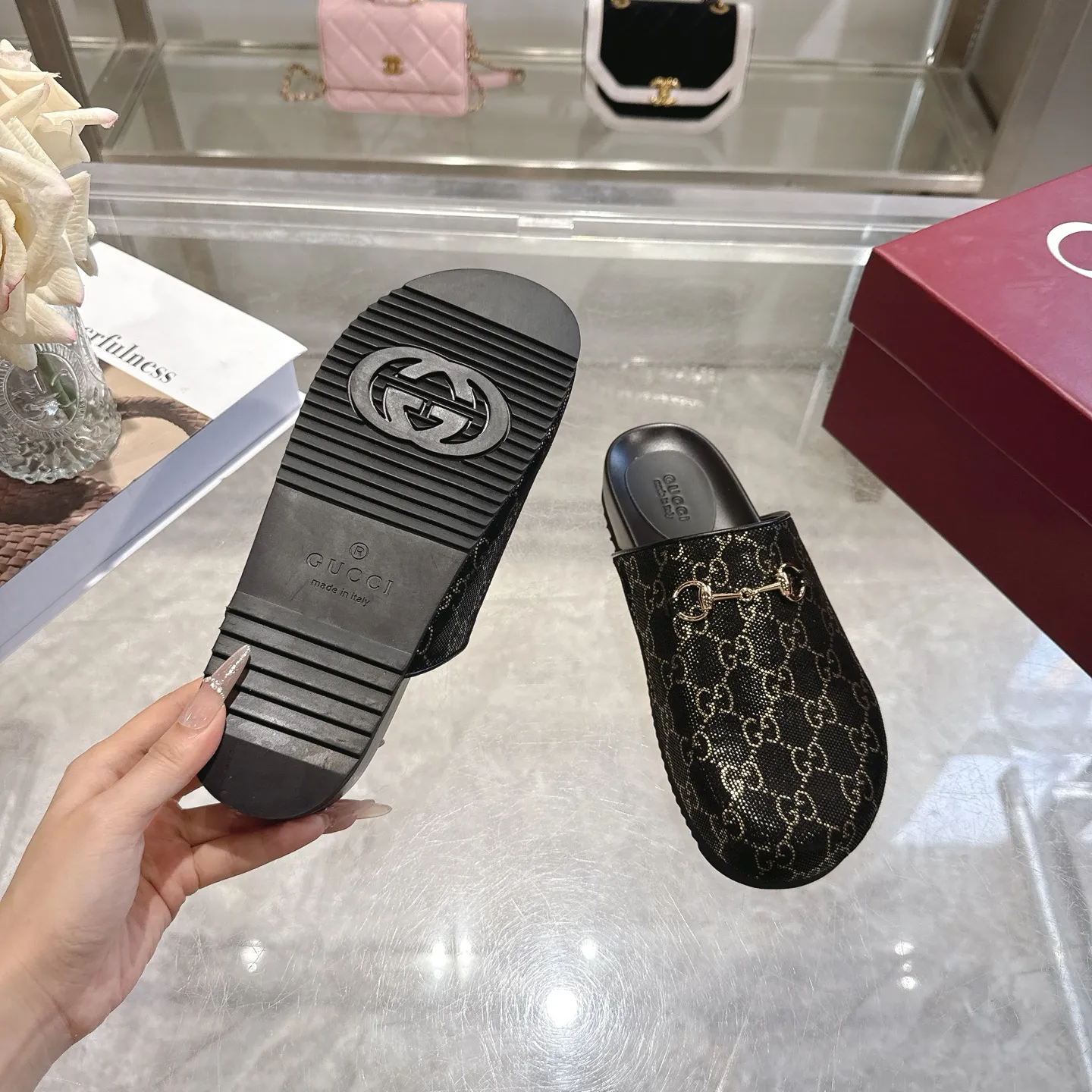 爆款 P 190💰 马衔扣拖鞋的改良版，采用宽圆头设计。马衔扣最早于 20 世纪 50 年代由 Gucci 使用，它继续向品牌的根源致敬，以现代的诠释方式为马术装备注入新的活力。 牛皮反绒GG 男女同款 浅金色五金配件 马衔扣 橡胶鞋底 平坦的 0.2 英寸高 意大利制造， 码数 ：女码36-42 男码40-46（47 48需定做）