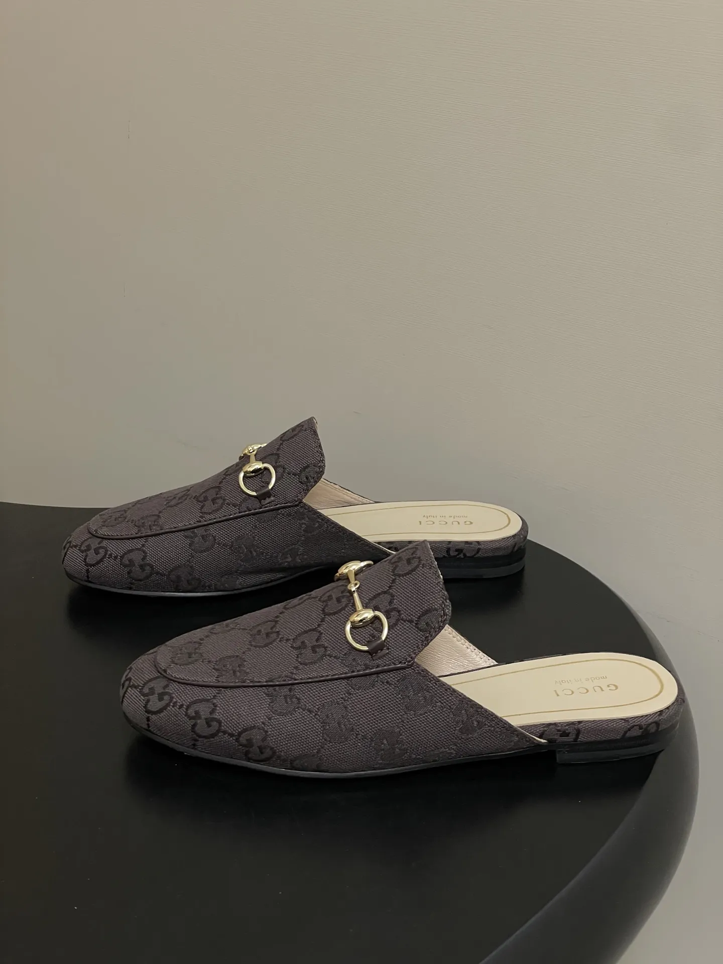 p280- 2026春夏新配色Gucci 古驰Princetown经典款系列最新版面🆕双G布面穆勒鞋马衔扣平底半拖鞋 作为设计传承的杰出代表，新系列饰马衔扣乐福鞋，生动彰显经典优雅格调。这款鞋履采用品牌标志性字母G G交织图案压纹皮，成就隽永经典。这款鞋履材质柔软，廊形精致流畅，彰显日常优雅风范！ 鞋面：定制双G布面 内里垫脚：羊皮 鞋底：意大利真皮大底 码数：35-39（40.41.42定做不退换）